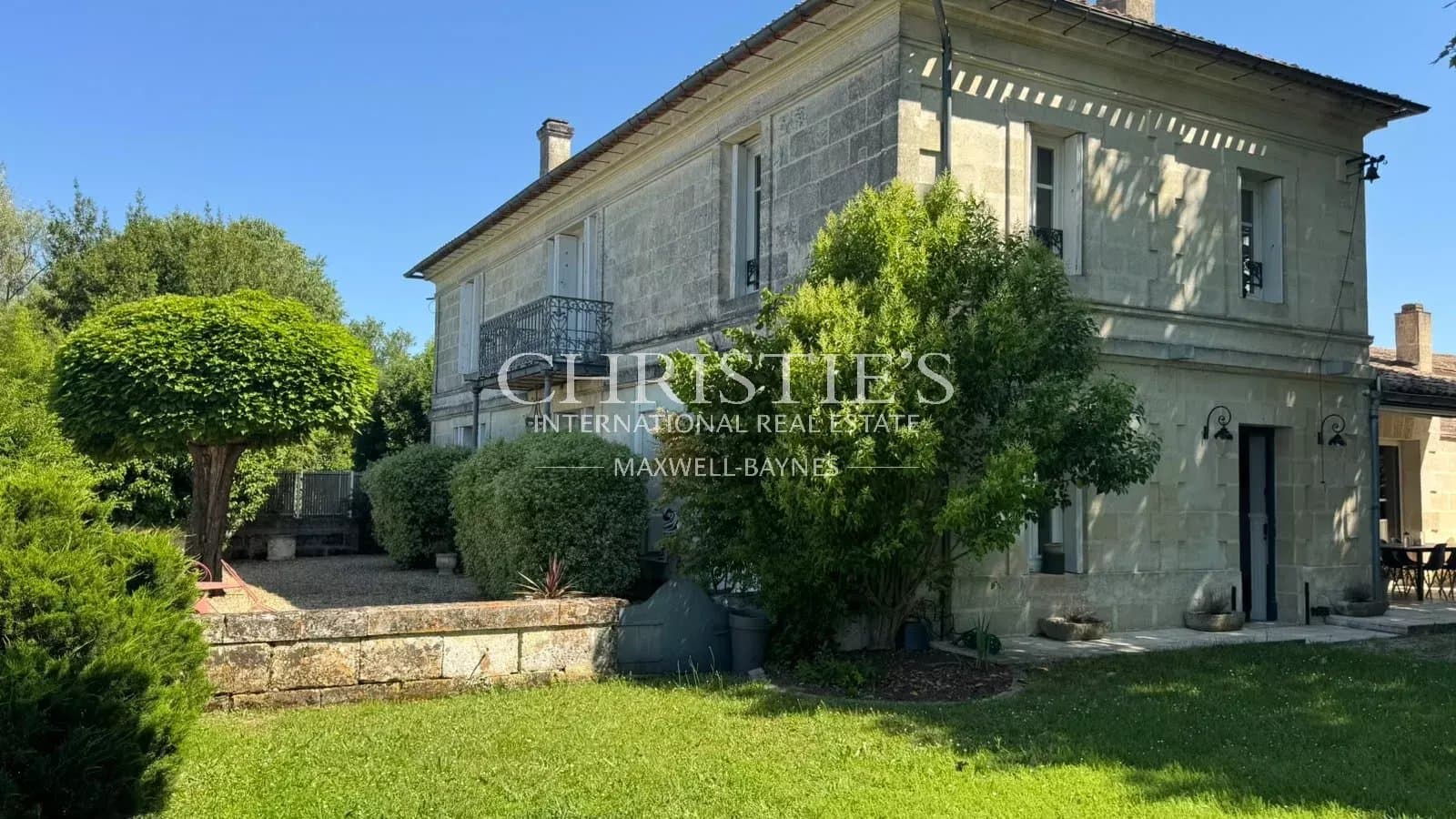 Fronsac - An Elegant Riverside Home close to Libourne & Saint-Émilion with river views