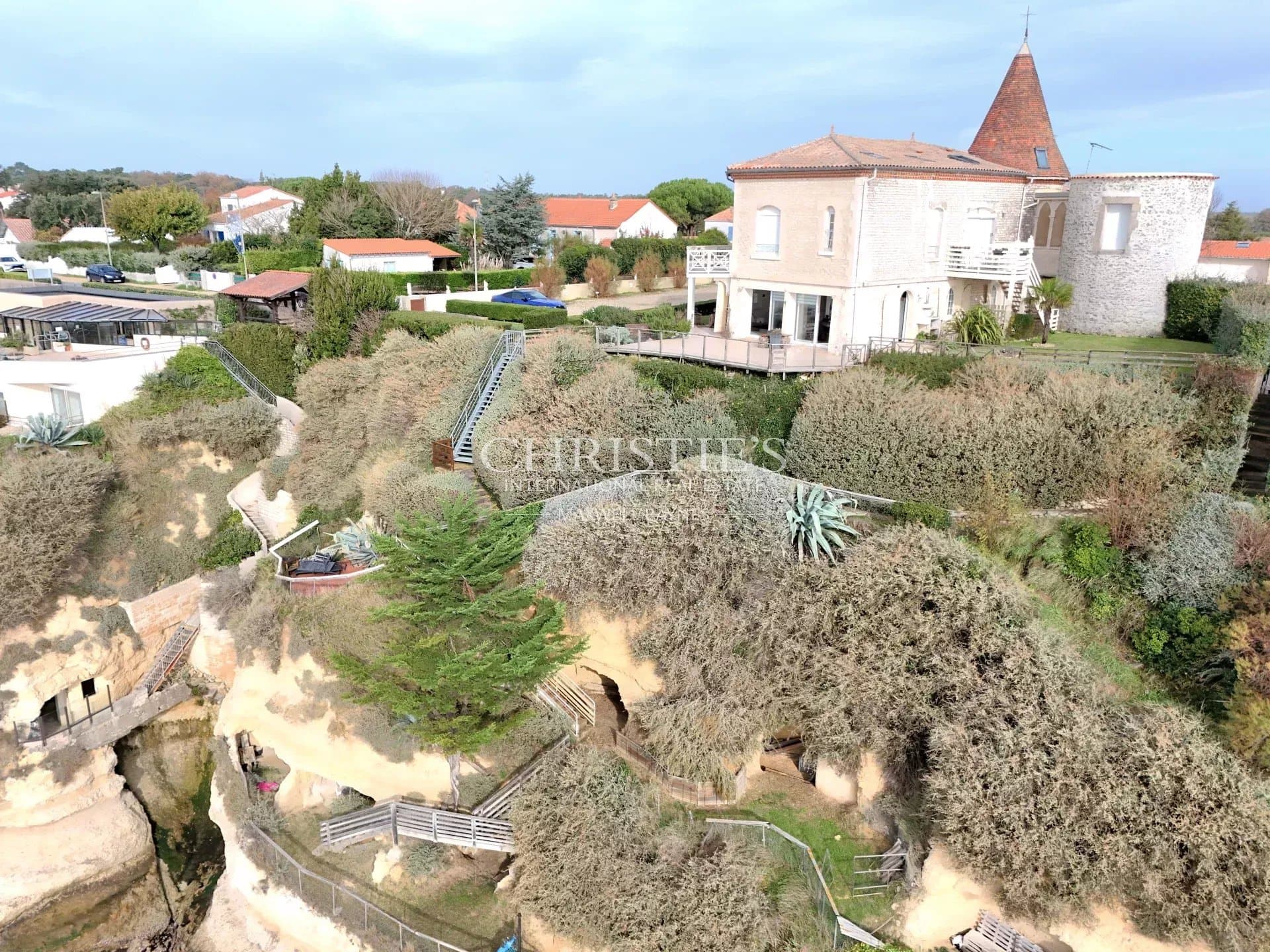 Exceptional Apartment in Meschers with Estuary View and Troglodyte Space