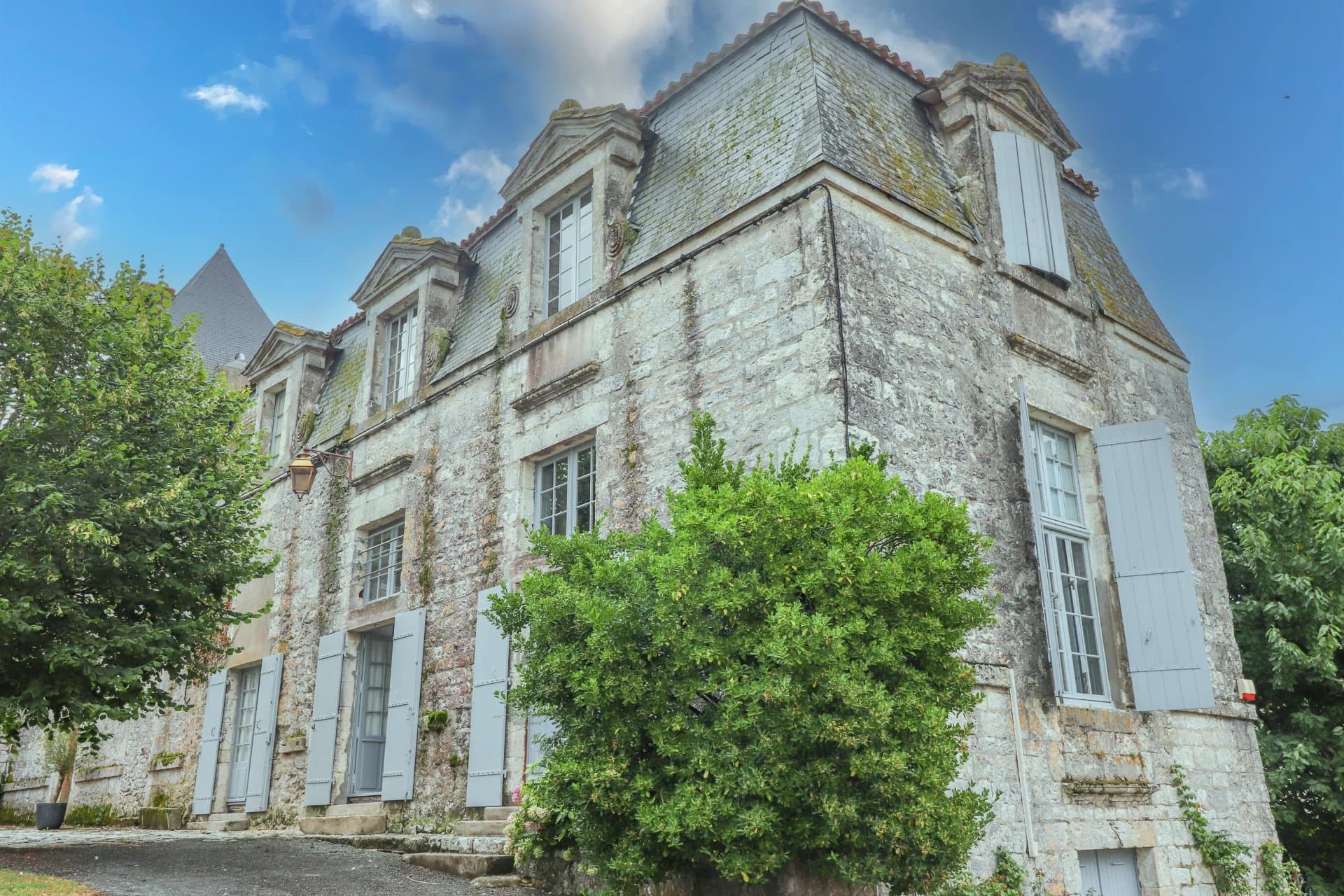Superb Chateau Wing with Garden and Garage close to Bergerac