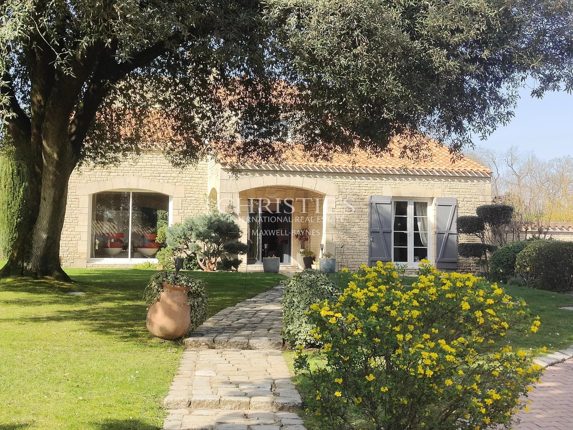 MAISON FAMILIALE AVEC PISCINE DANS QUARTIER RESIDENTIEL