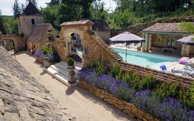 Belle chartreuse avec trois maisons d'amis dans le Périgord Noir