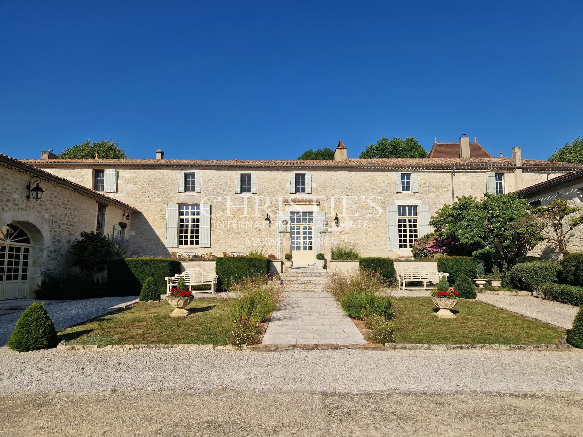Beau château avec gîte et vignoble biologique dans la région de Bergerac