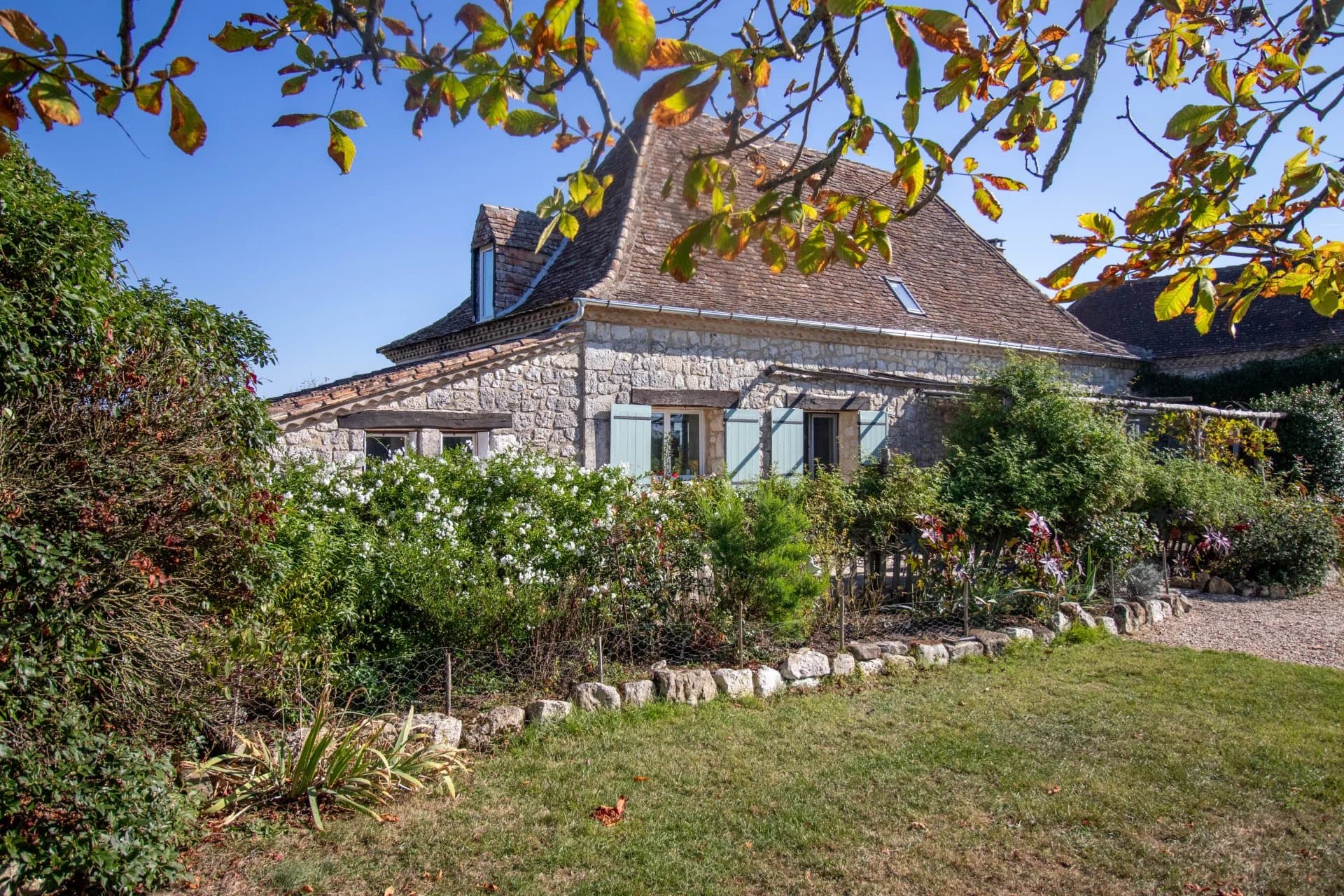 Trois maisons périgourdines, granges et écuries situées au cœur d'un domaine rural de 20 hectares