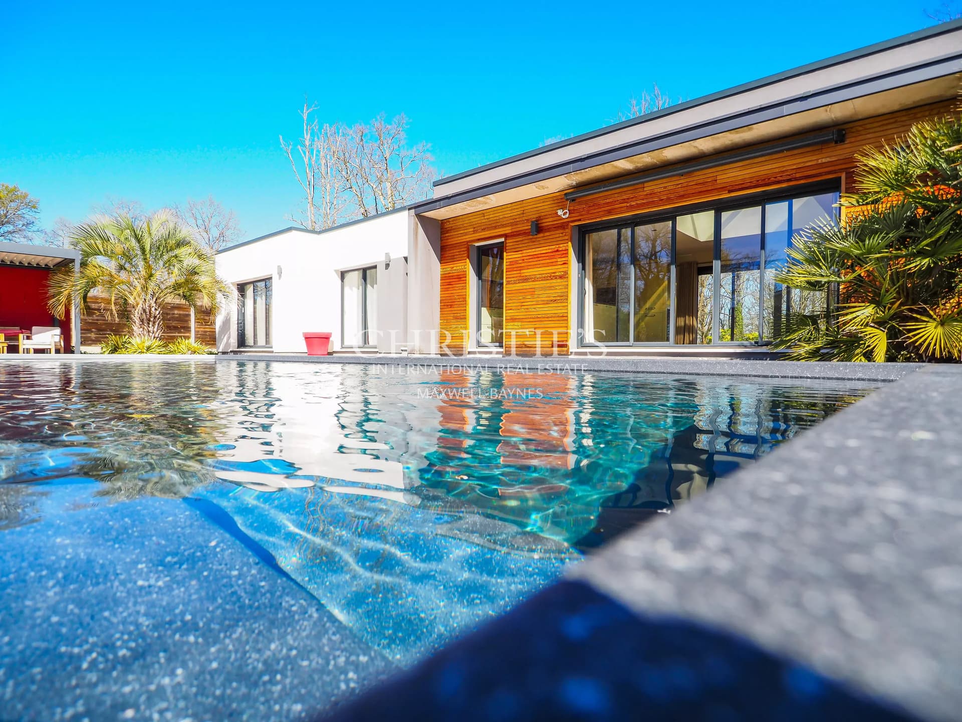 Contemporary villa bathed in light
