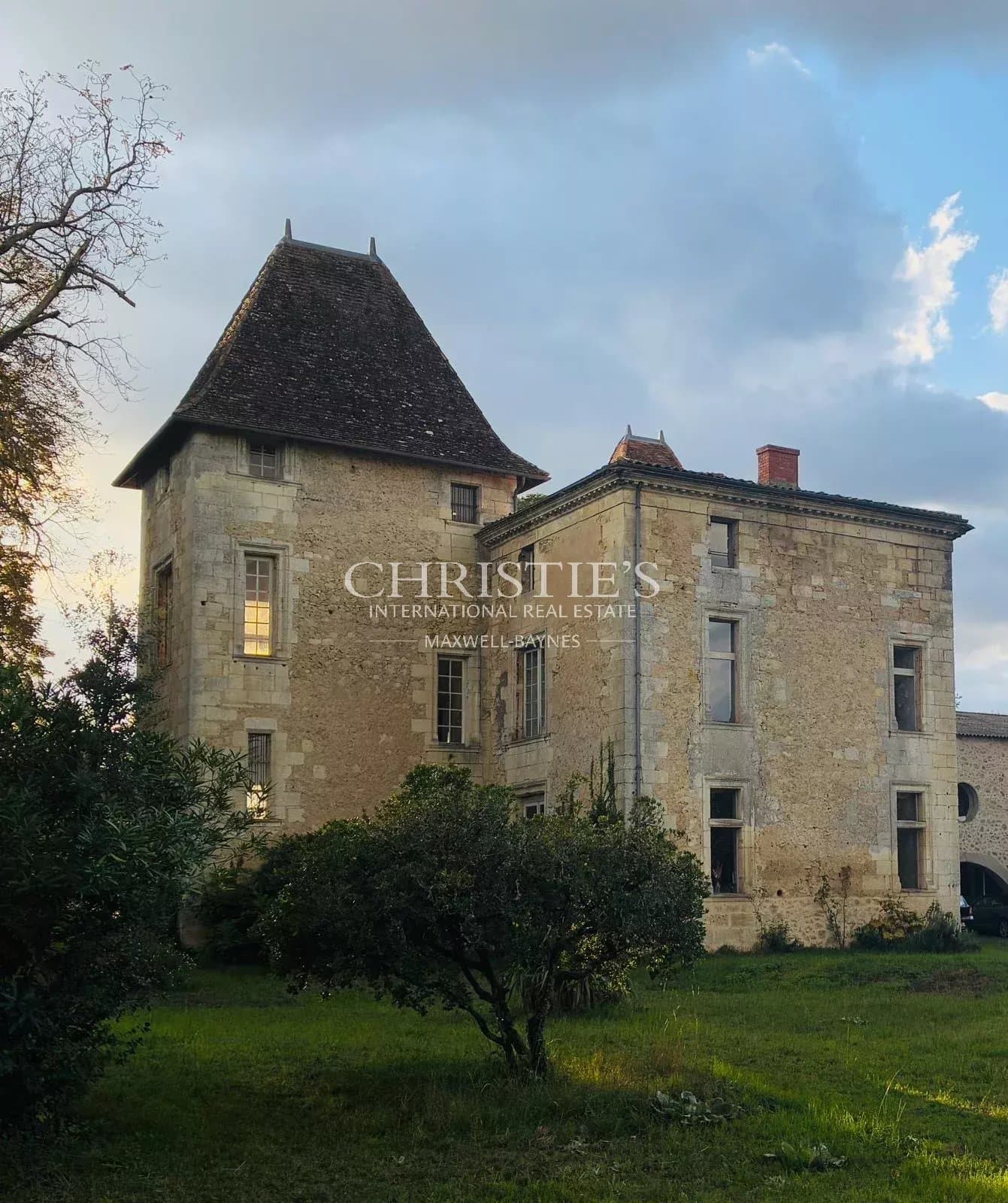 Historique château du 16ème siècle d'environ 750 m² - à 8 km de Bordeaux centre