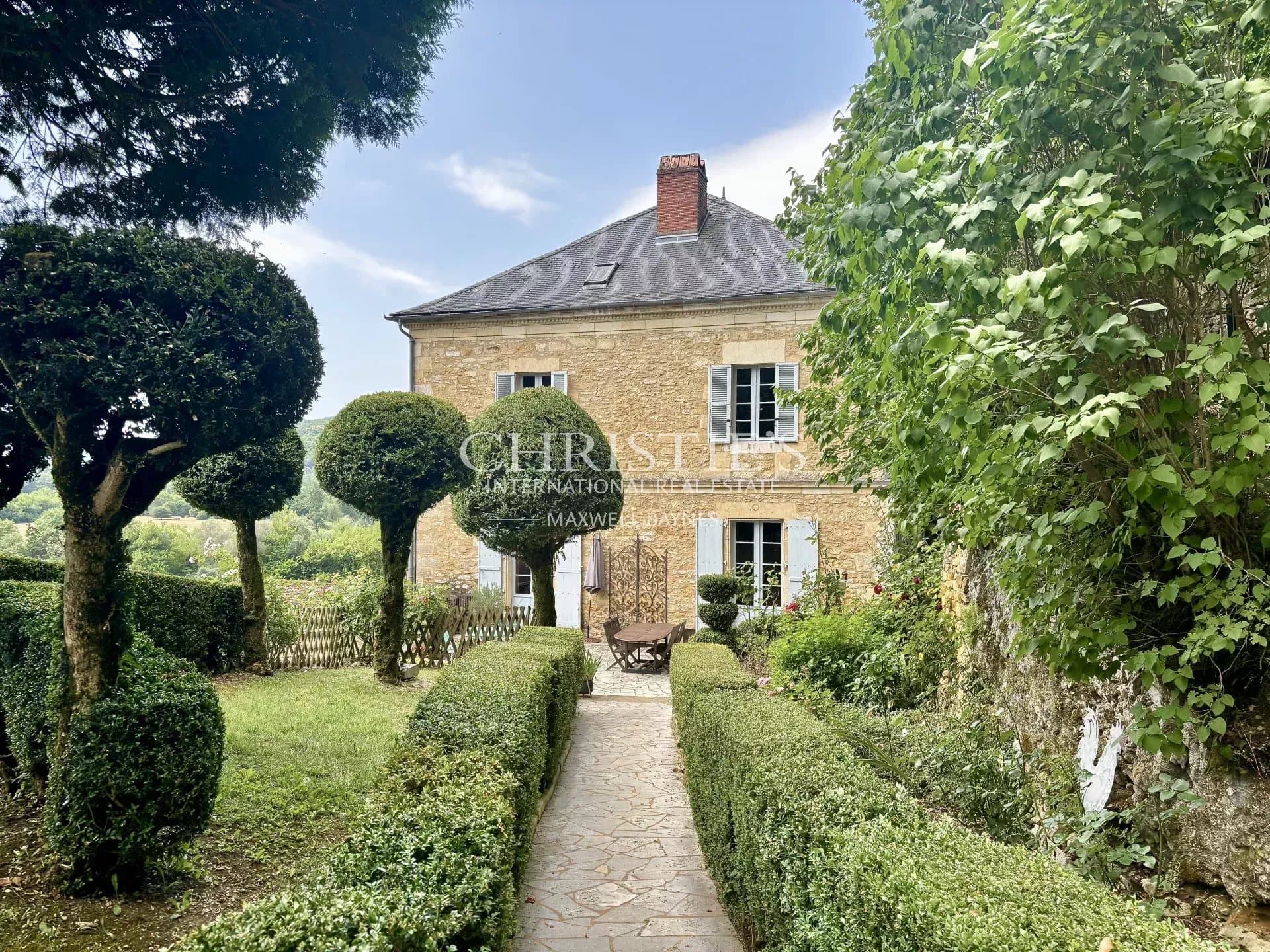 Elegant 18th-Century Manor House in the Heart of Beynac