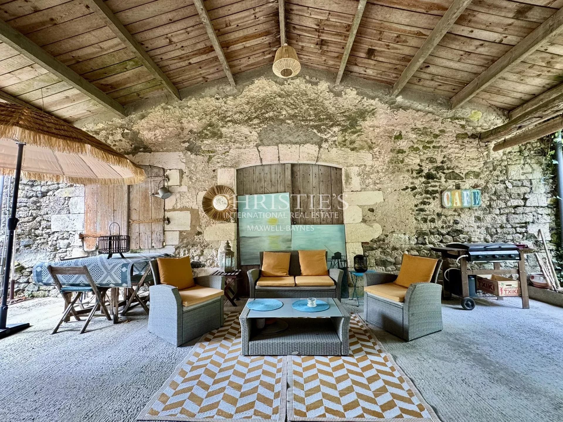 Traditional Charente Estate with Extensive Outbuildings Close to the Atlantic Coast