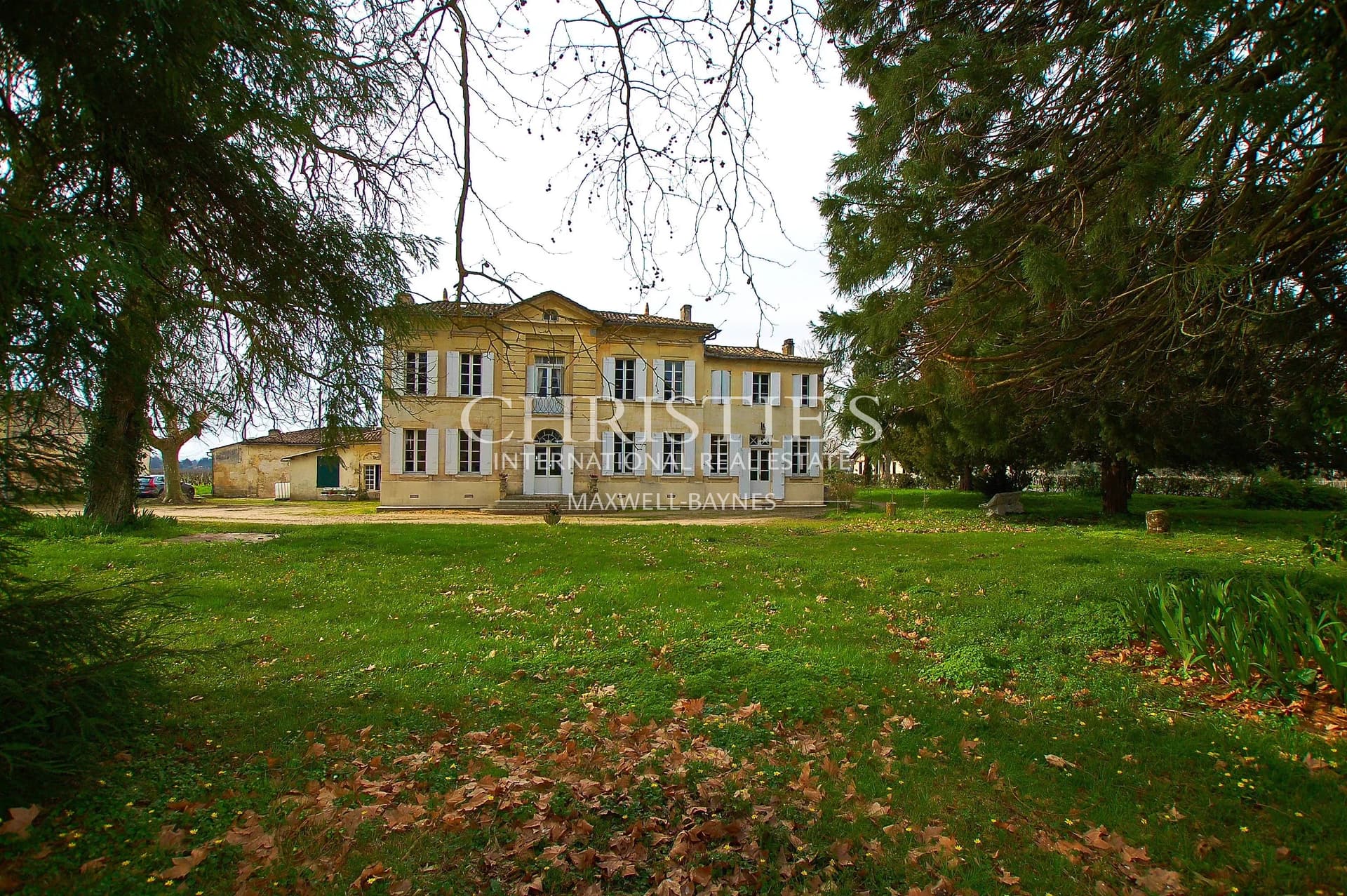 Vineyard Estate in Saint-Émilion: Luxury & Charm