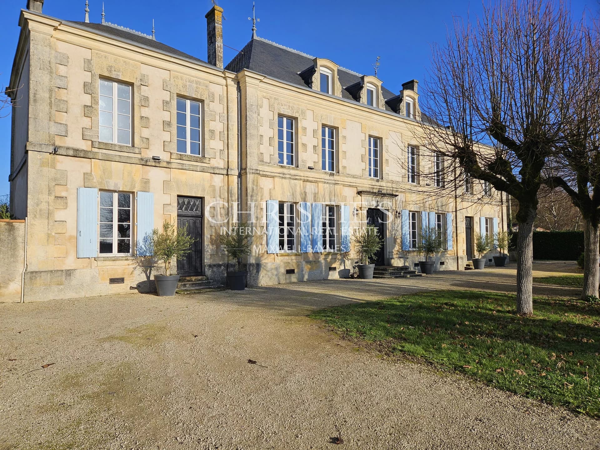 Superbe château rénové près de Saintes