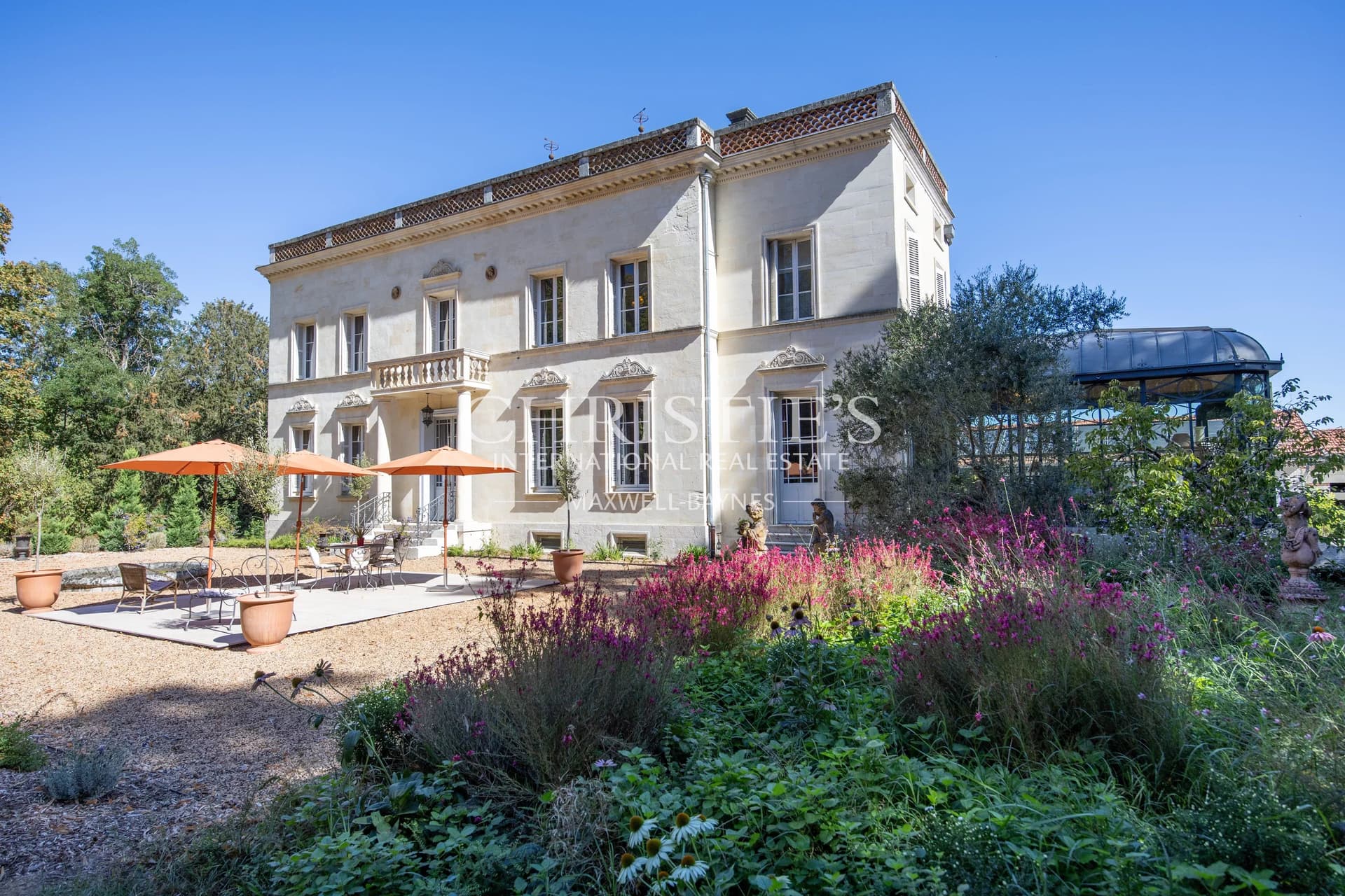 Une remarquable demeure bourgeoise à l’architecture raffinée, avec ses anciennes dépendances de service préservées