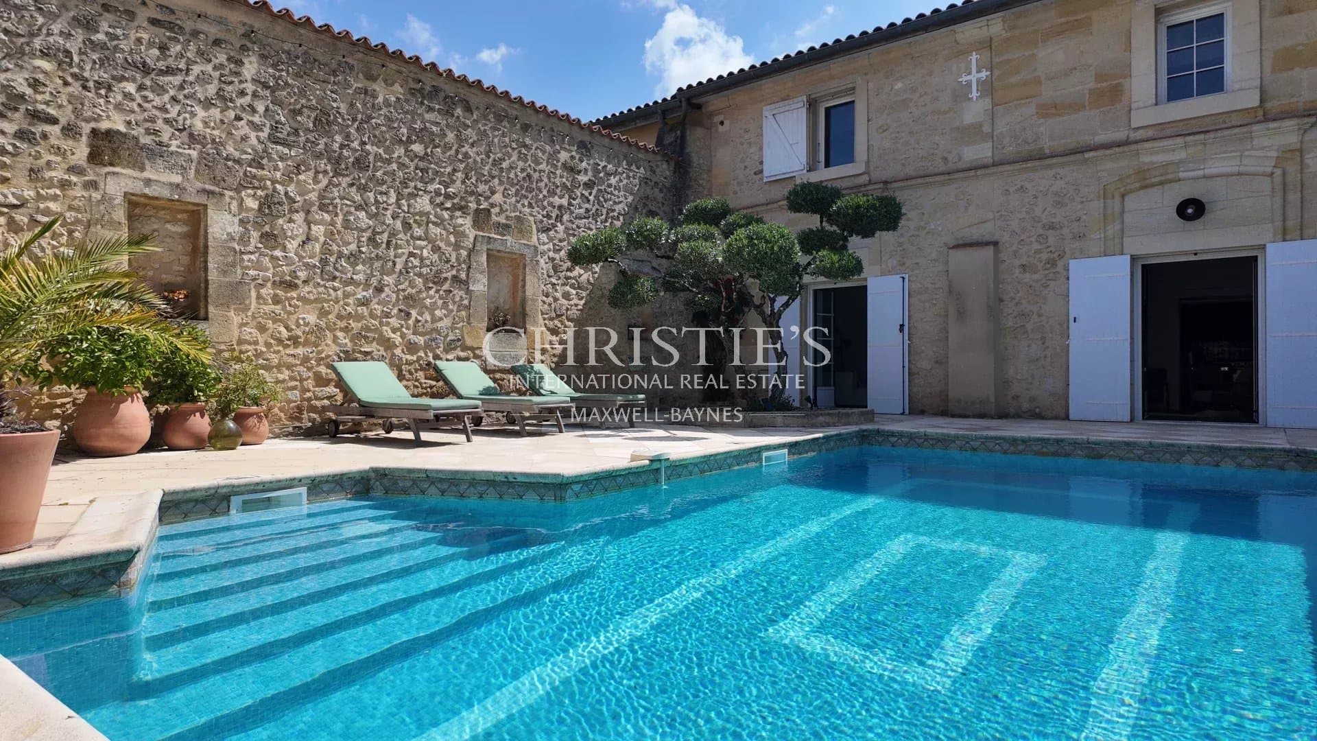 35 km from Bordeaux – Authentic 17th-Century Property Tastefully Renovated