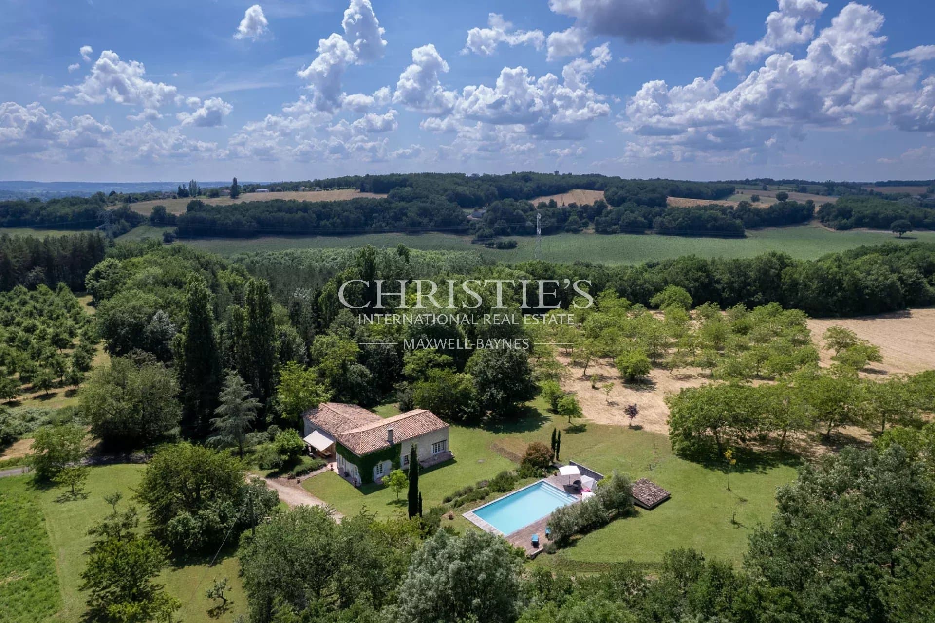 FERME RESTAUREE avec 9 hectares de terrain, proche de DURAS