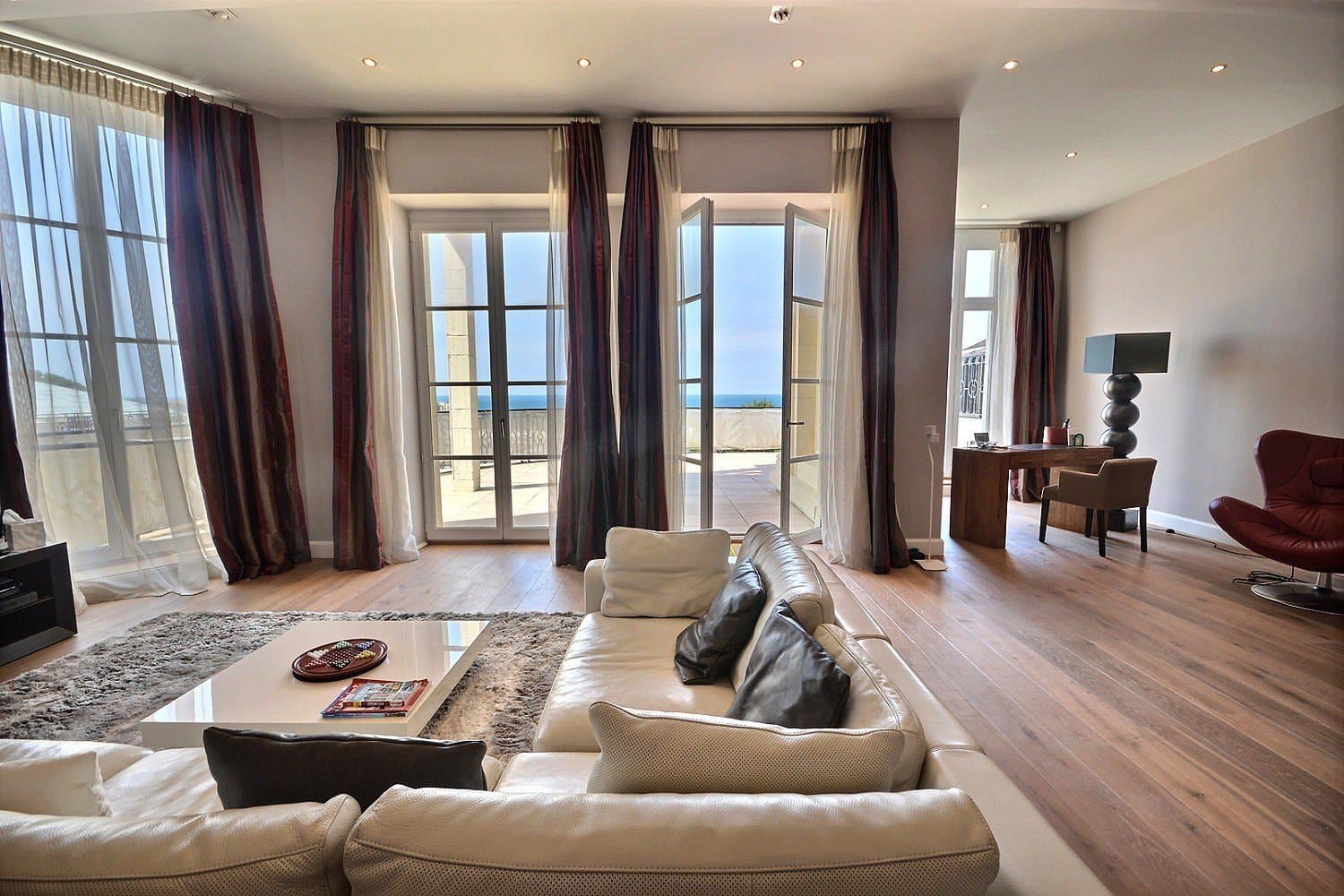 BIARRITZ CENTRE – A SUPERB APARTMENT ENJOYING AN OCEAN VIEW