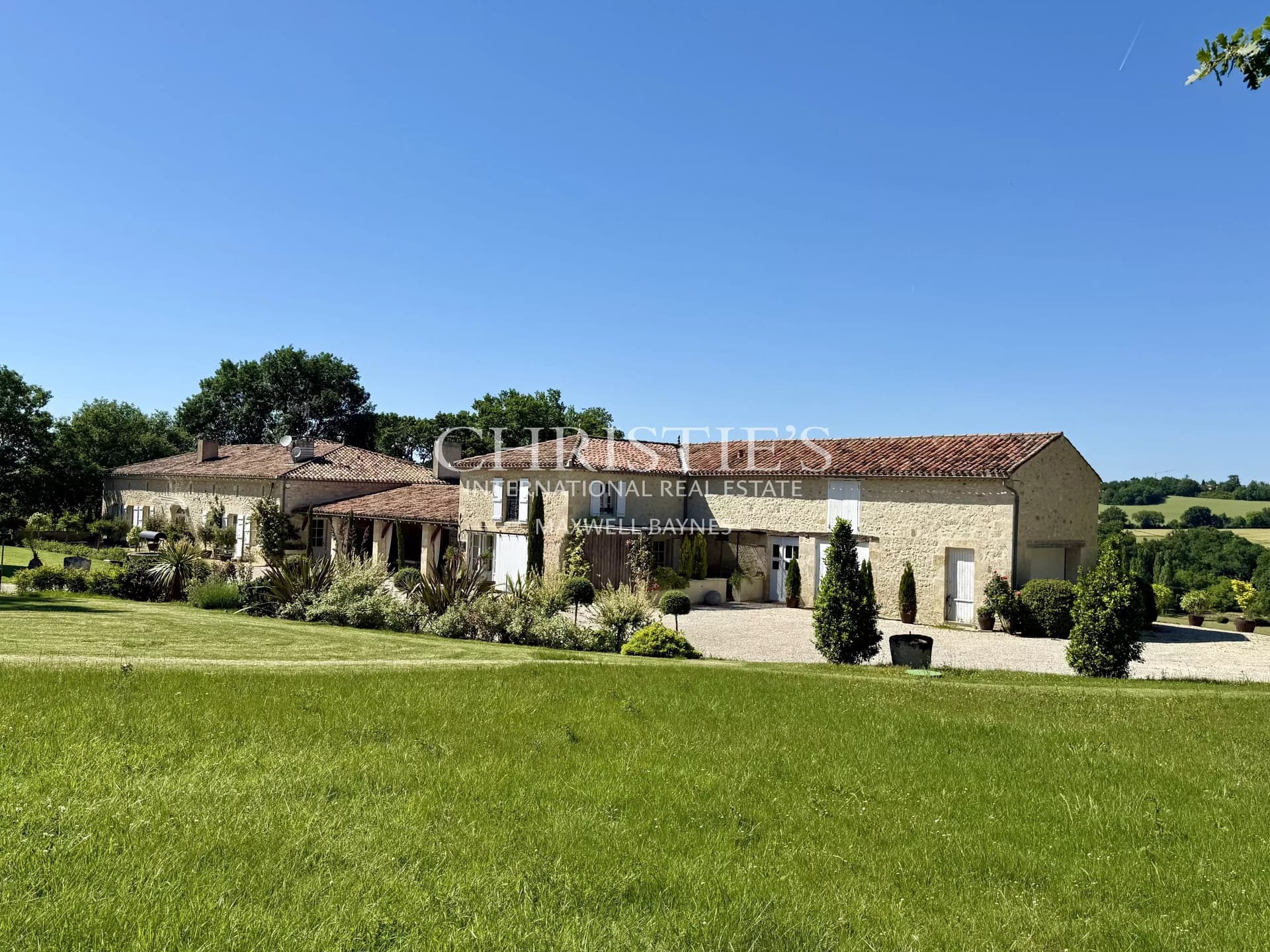 Well presented ﻿chartreuse with wide ranging views across the Gers countryside