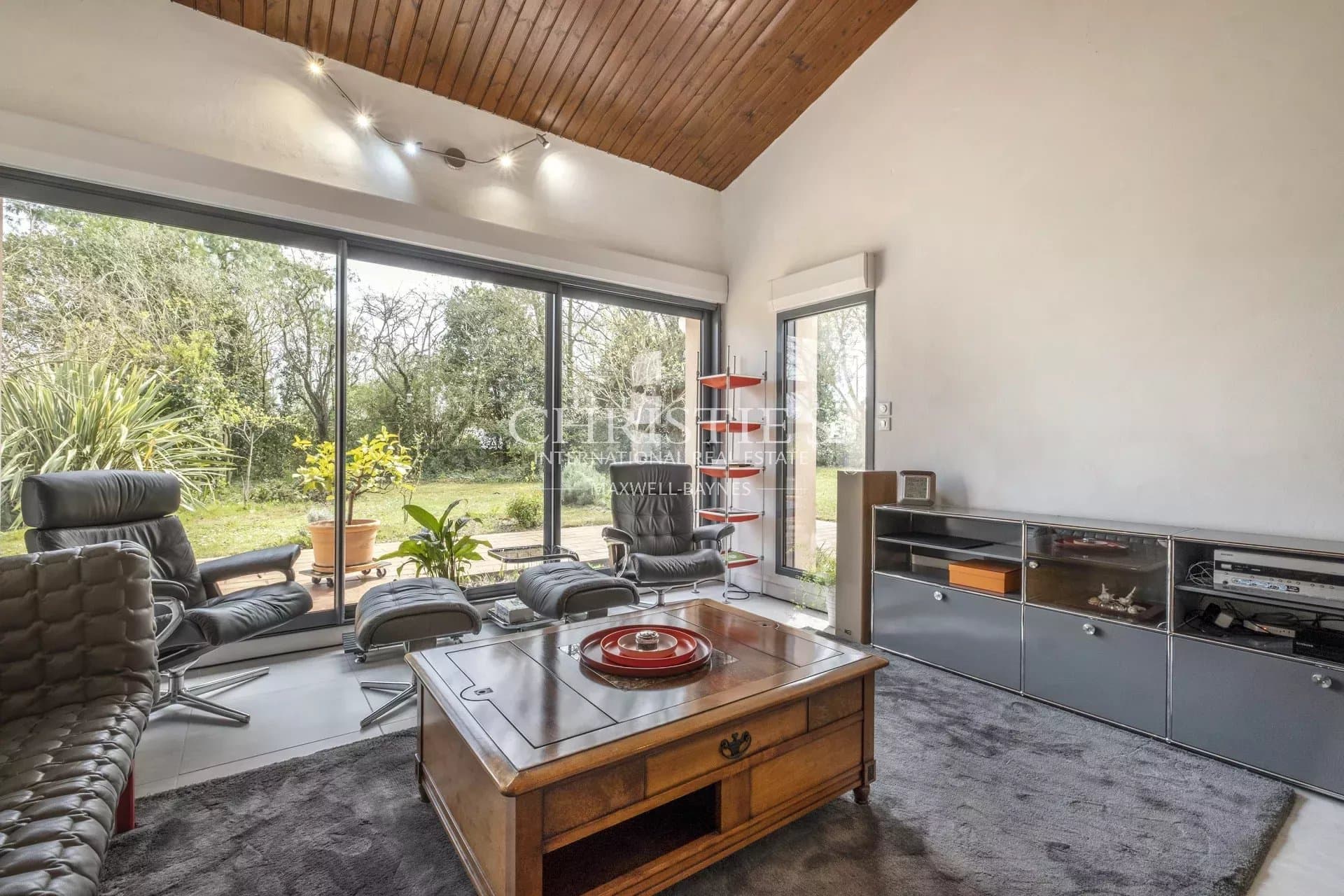 Bright, attractive architectural property in Lagord