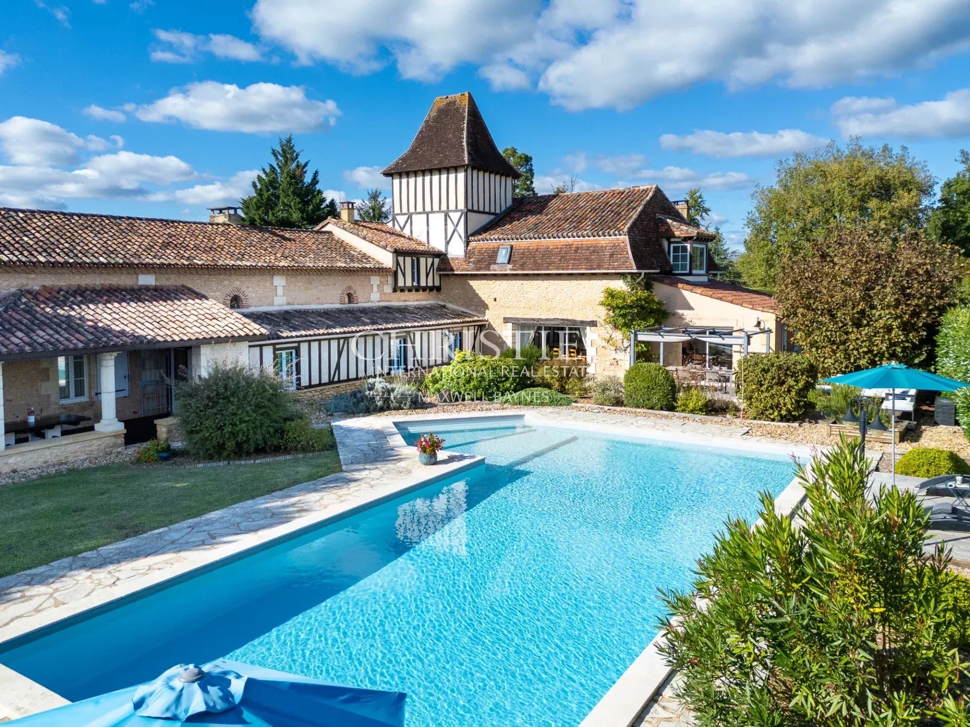 Propriété de caractère en pierre avec piscine et dépendances, au cœur du Périgord