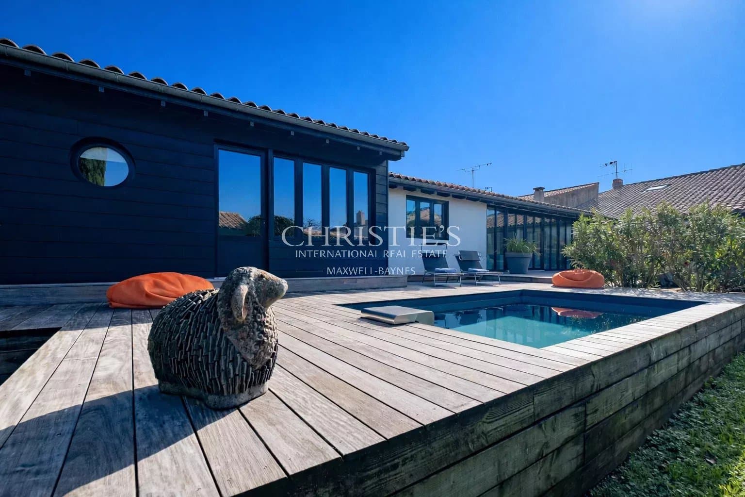 Charming renovated house with pool – 202 m² – Charron