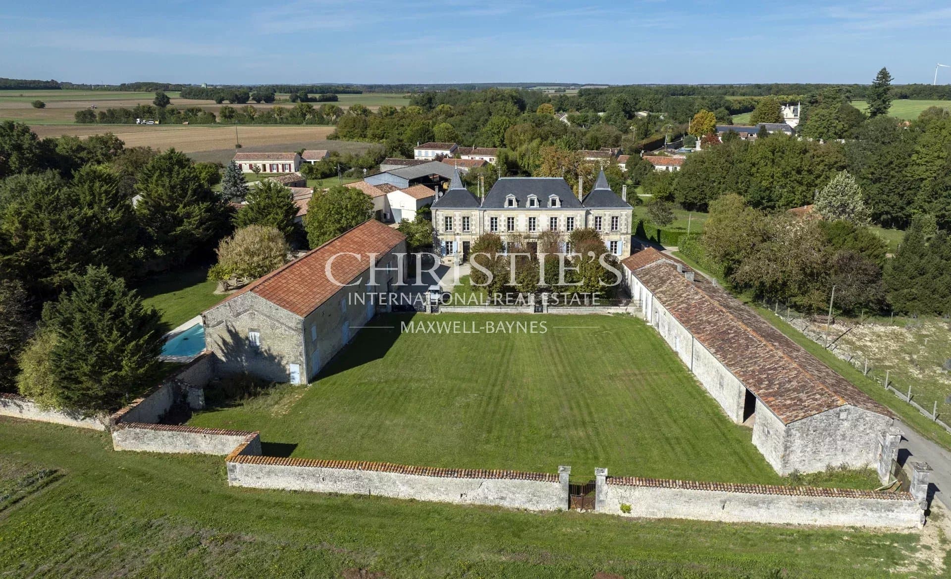 Beautifully renovated château near Saintes
