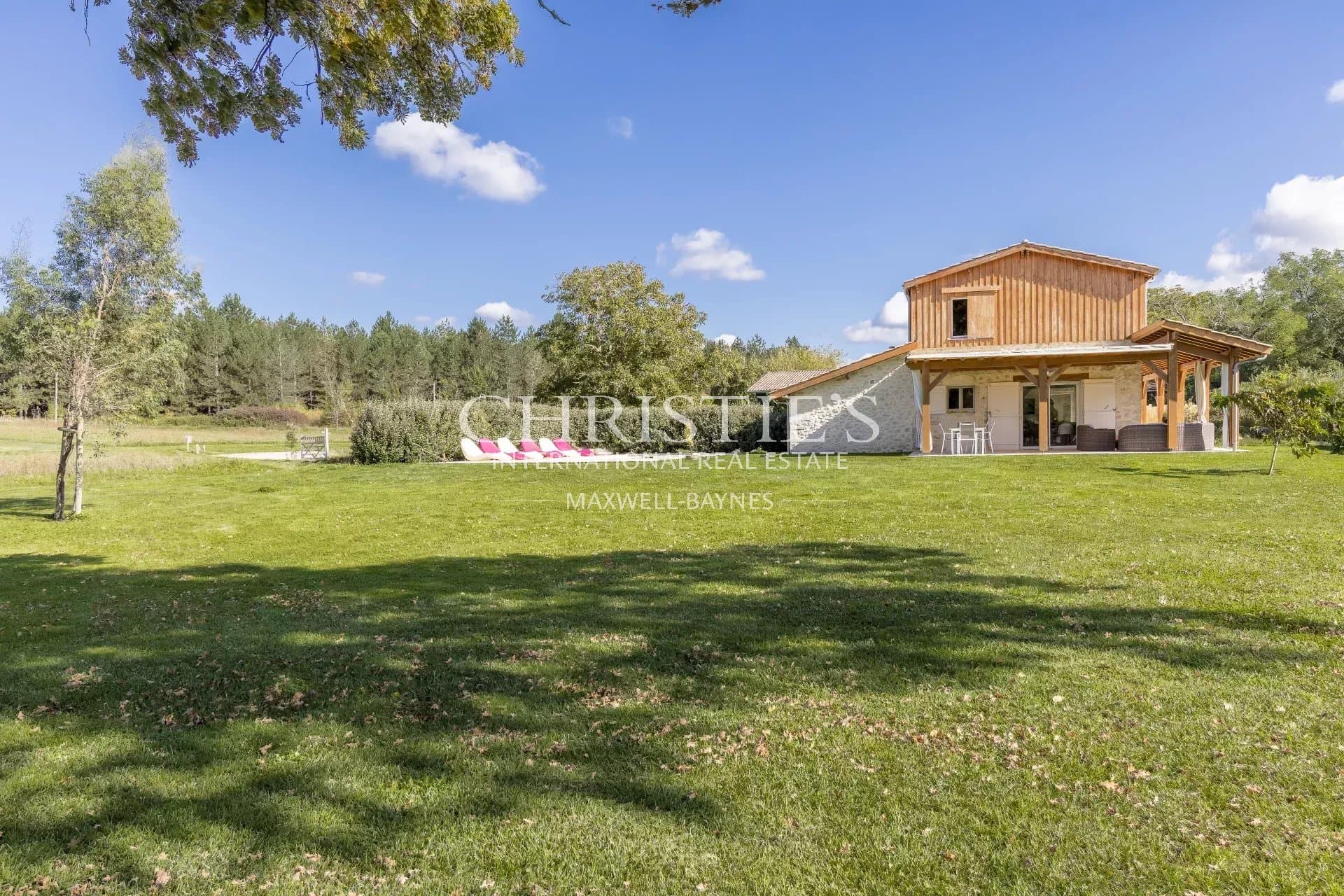 Stunning 16th-century barn conversion featuring a 'Petite Getaway,' nestled within 3 hectares of land