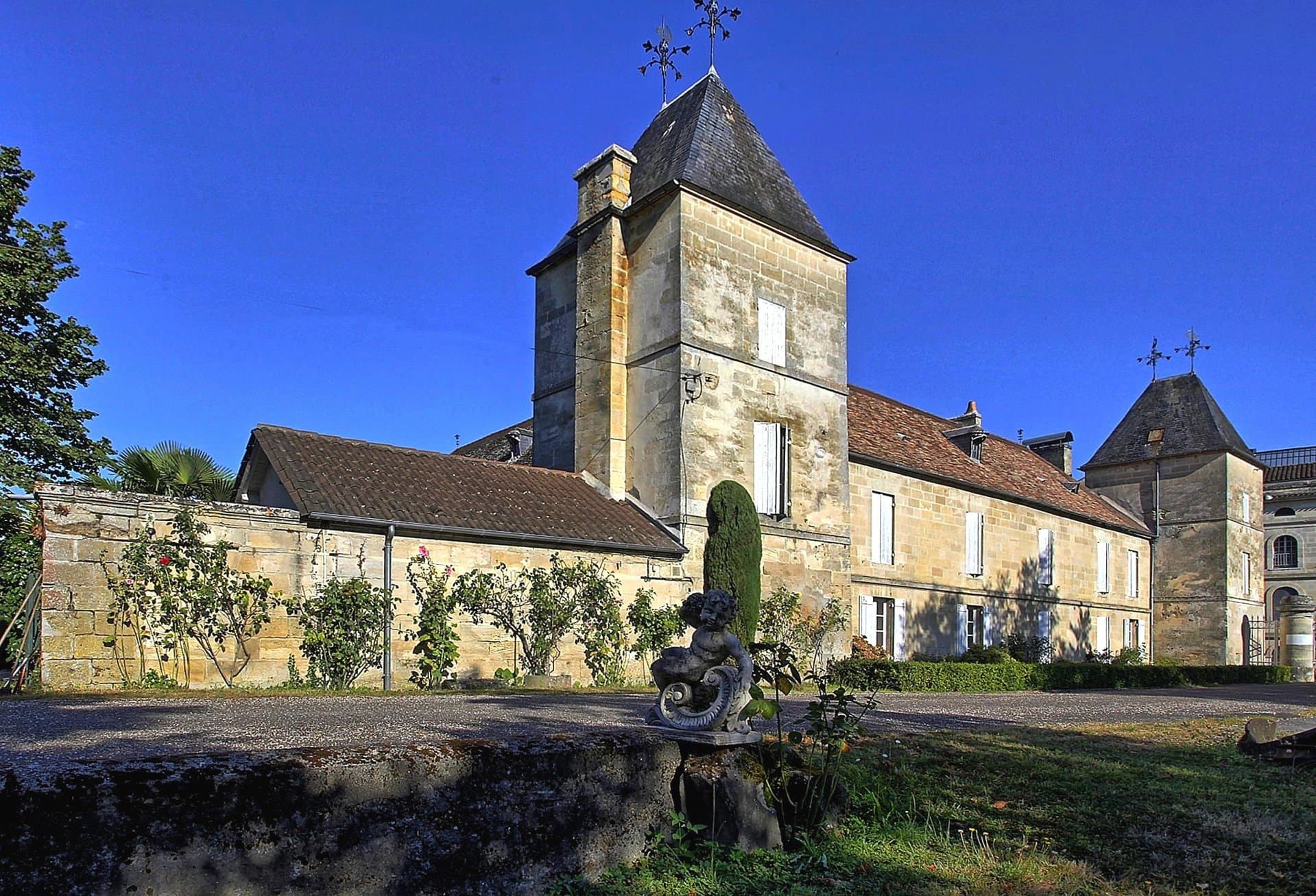 Historic Riverside Manor House near Libourne