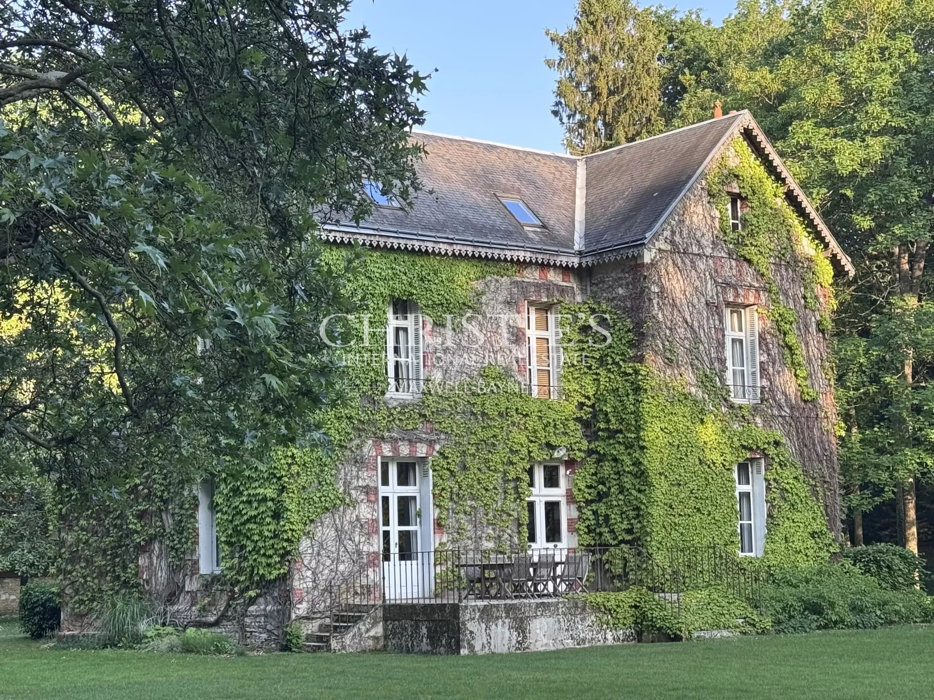 Une magnifique demeure avec de charmantes dépendances, nichée au cœur d'un domaine privé et luxuriant de 6 hectares