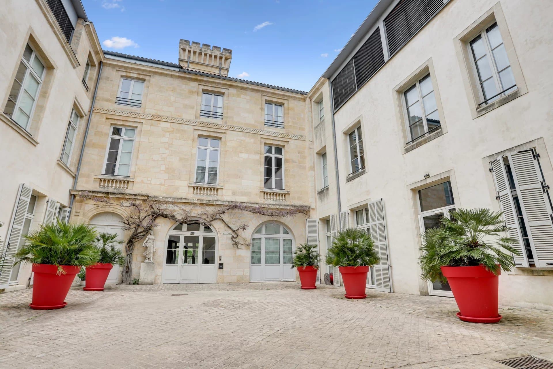 Renovated apartment in Bordeaux city