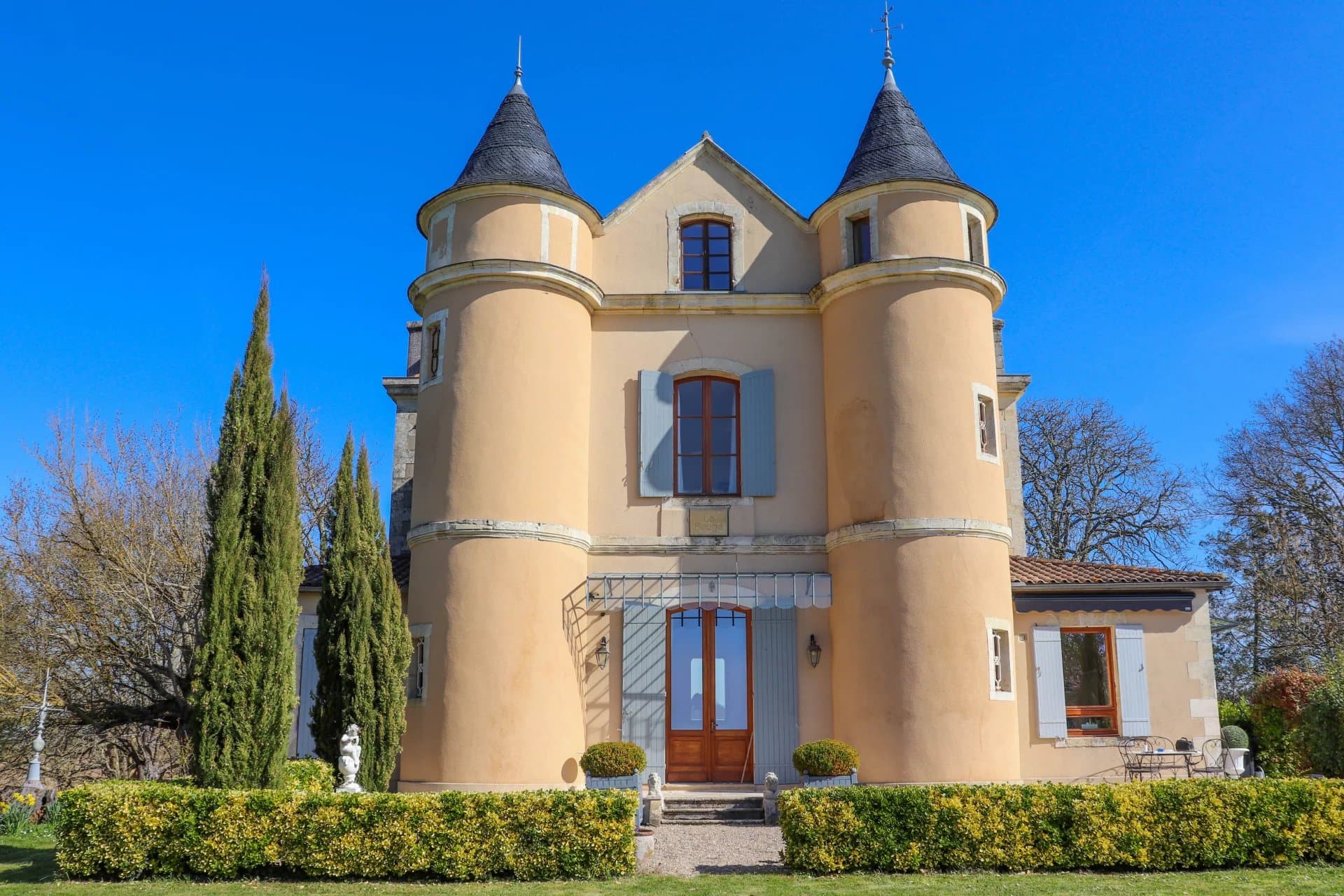 Petit château à tourelles avec plus de 2 hectares de terrain et piscine chauffée