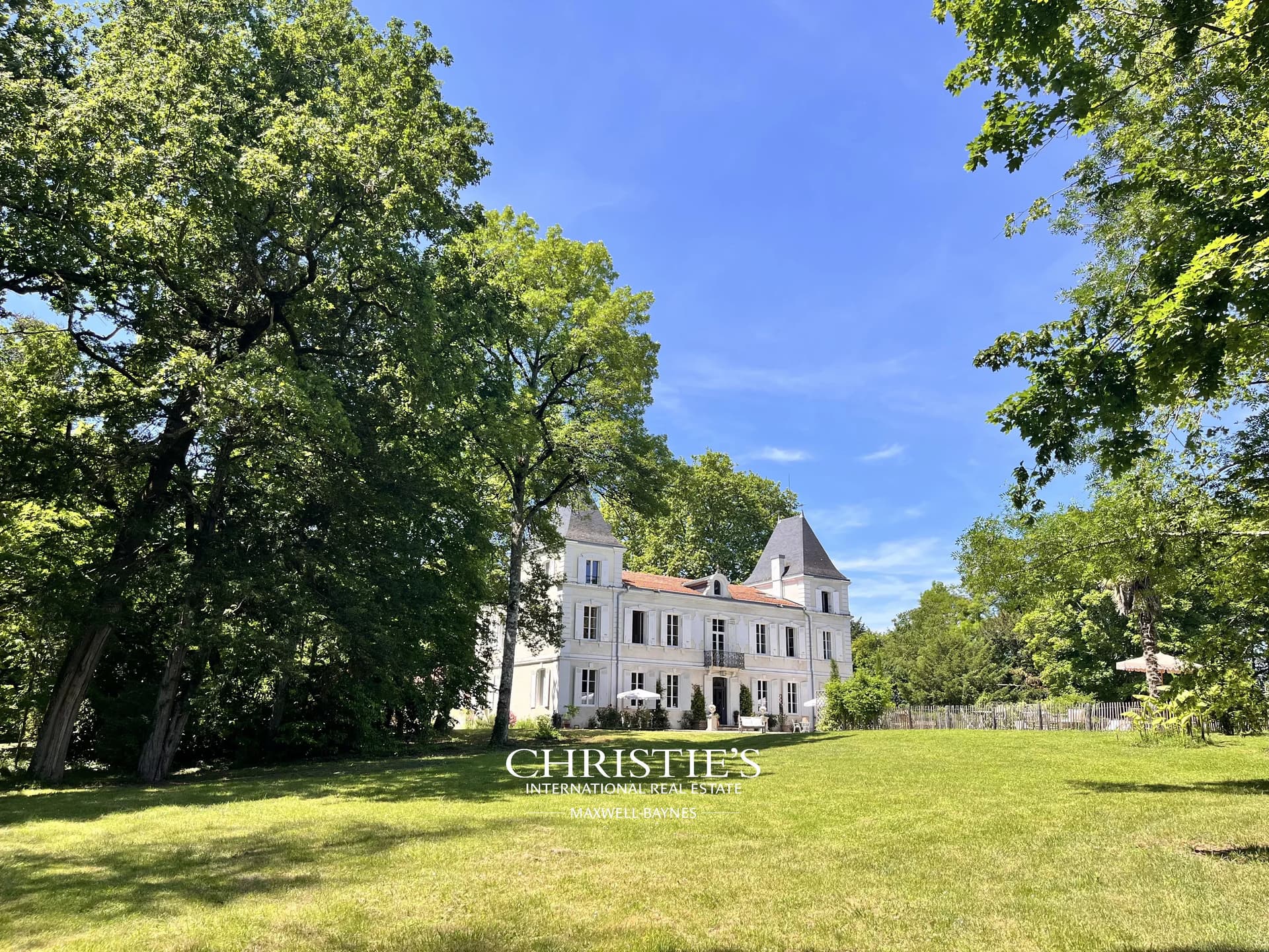 A historic house with elegantly restored interiors, in the heart of Gascony