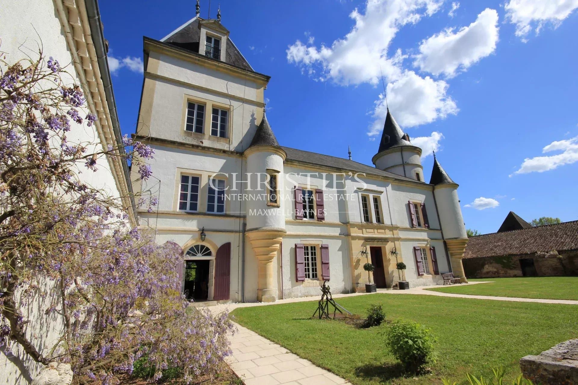 Vente Magnifique château en bord de rivière avec piscine et cuisine d'été, Villeneuve-sur-Lot