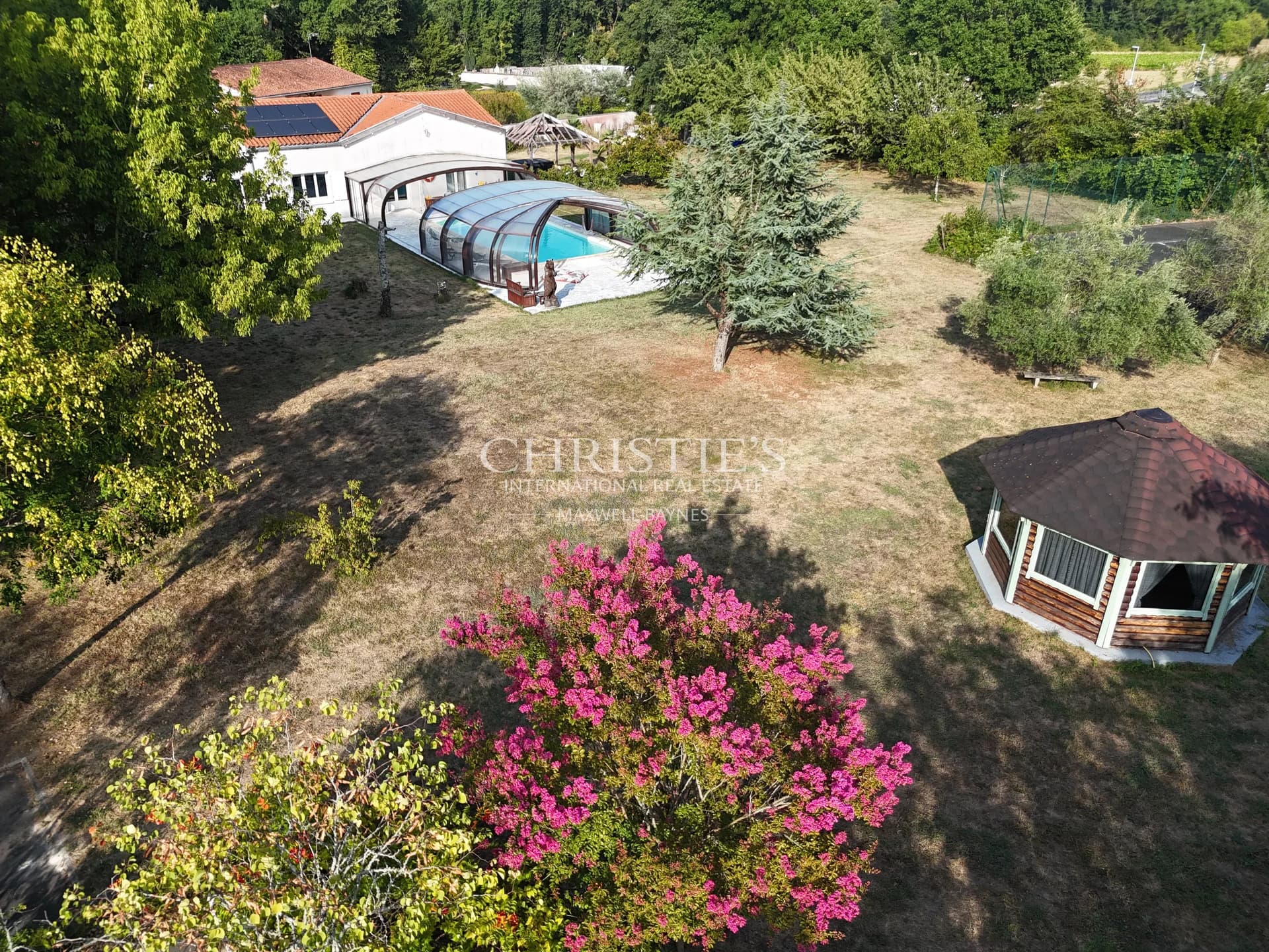 Grande propriété à Grézac : 370 m², piscine couverte, tennis et espace gîte