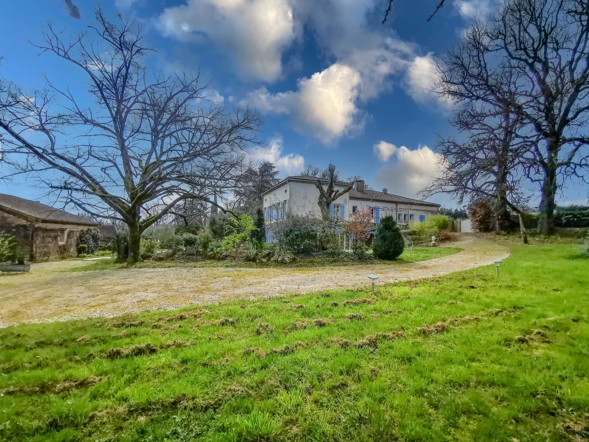 Spectacular Property with a spanish feel, independant house, pool & barn