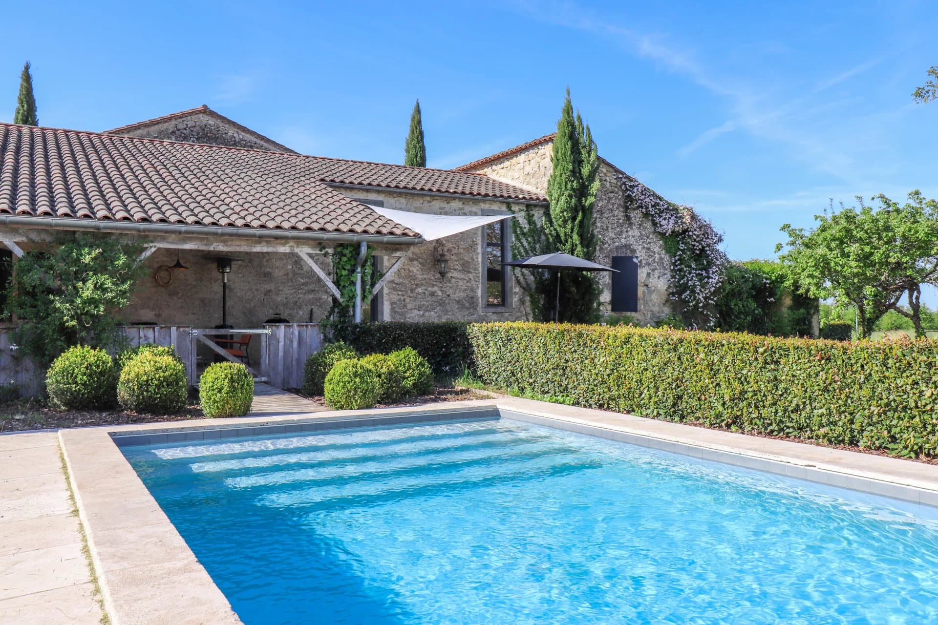 Two Houses with 8 acres of meadows and heated pool close to Duras