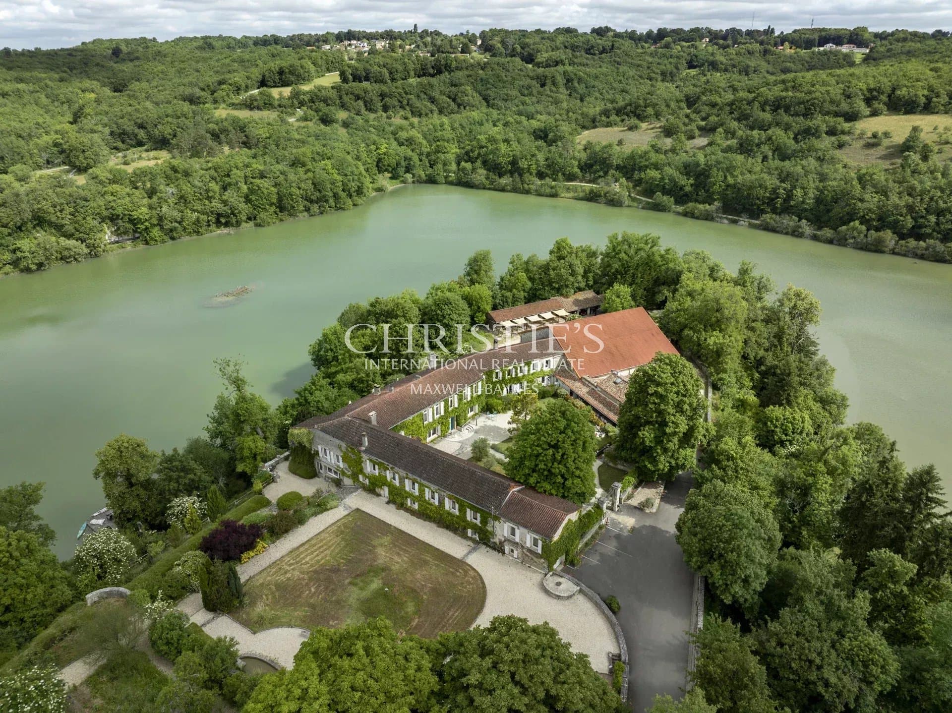 ANGOULEME - MAGNIFICENT PROPERTY IN A UNIQUE SETTING