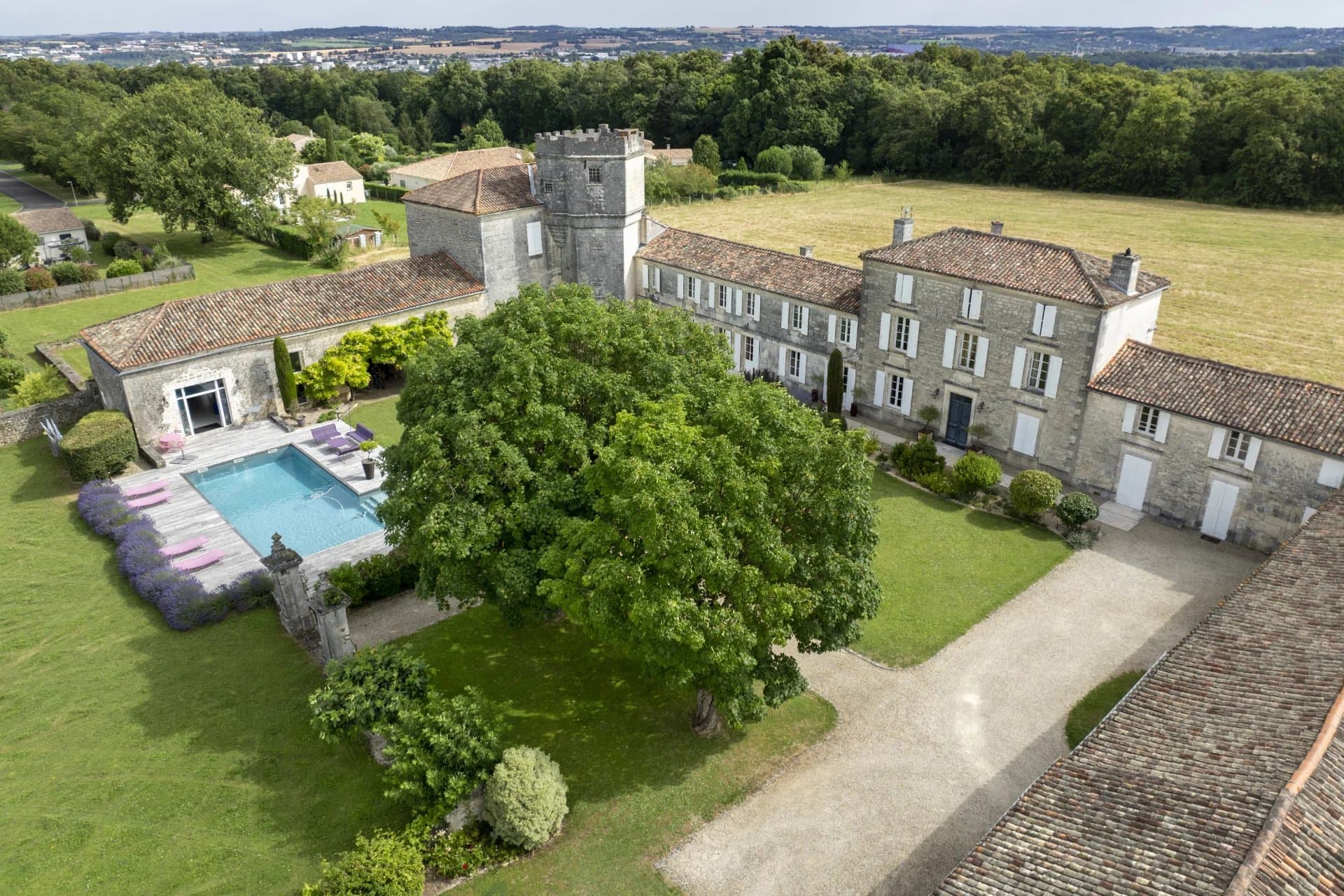 For sale: Authentic 18th-century estate with swimming pool in Angoulême