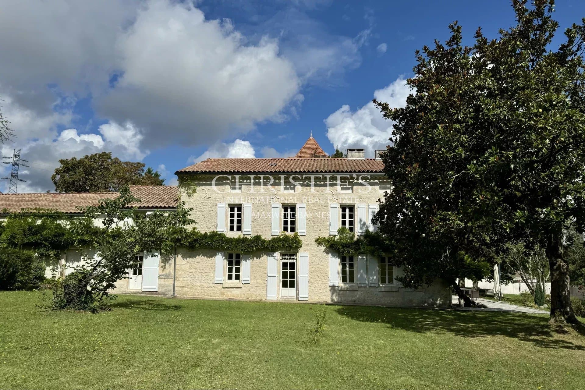 Logis du 16e siècle entièrement rénové avec dépendances et gîte près d'Angoulême