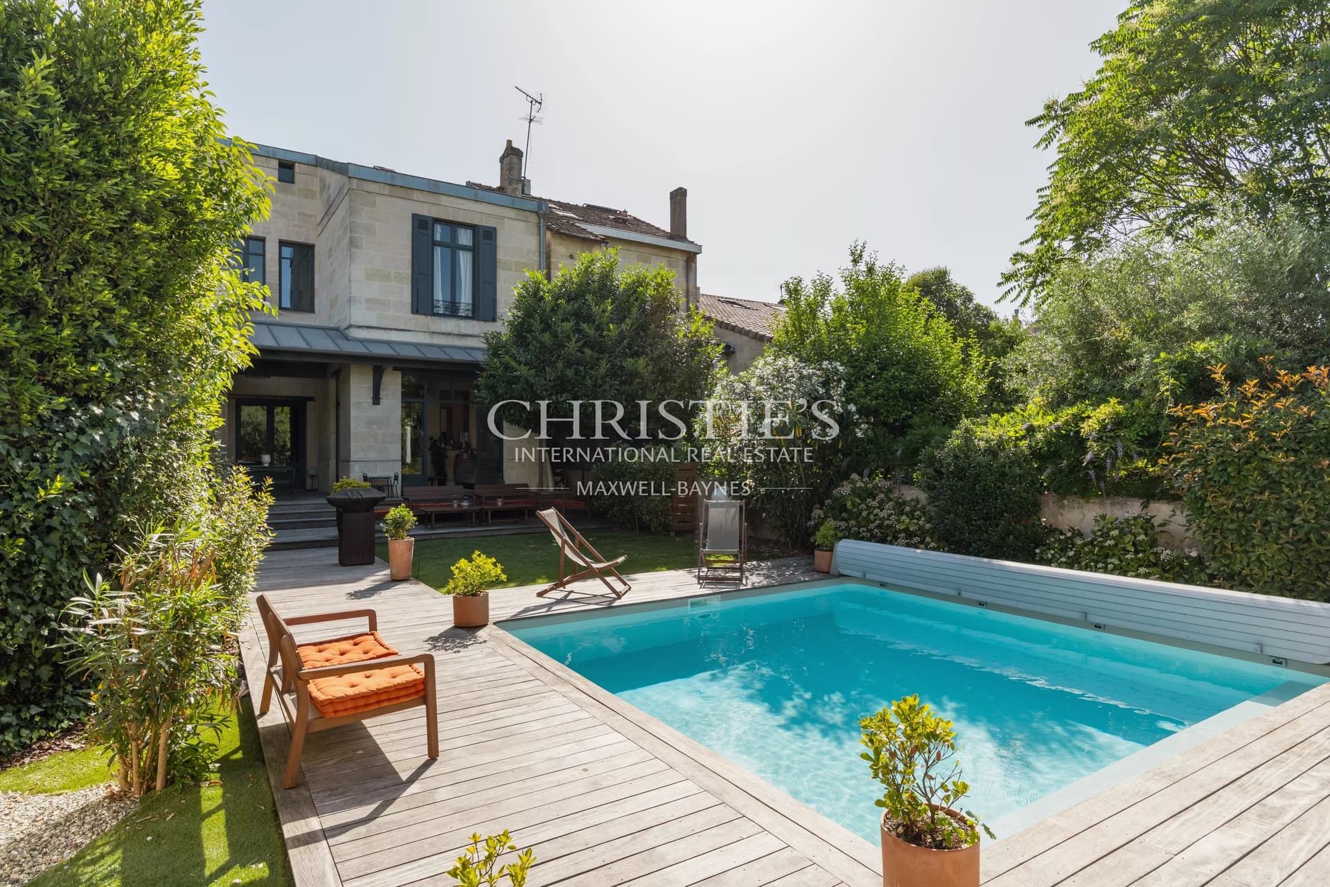 MAISON DE MAÎTRE RÉNOVÉE AVEC MAISON D'INVITÉS, PISCINE ET GARAGES