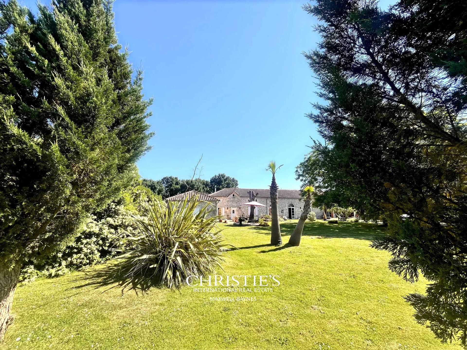 Prayssas – An elegant, characterful property with potential for horse-related activities