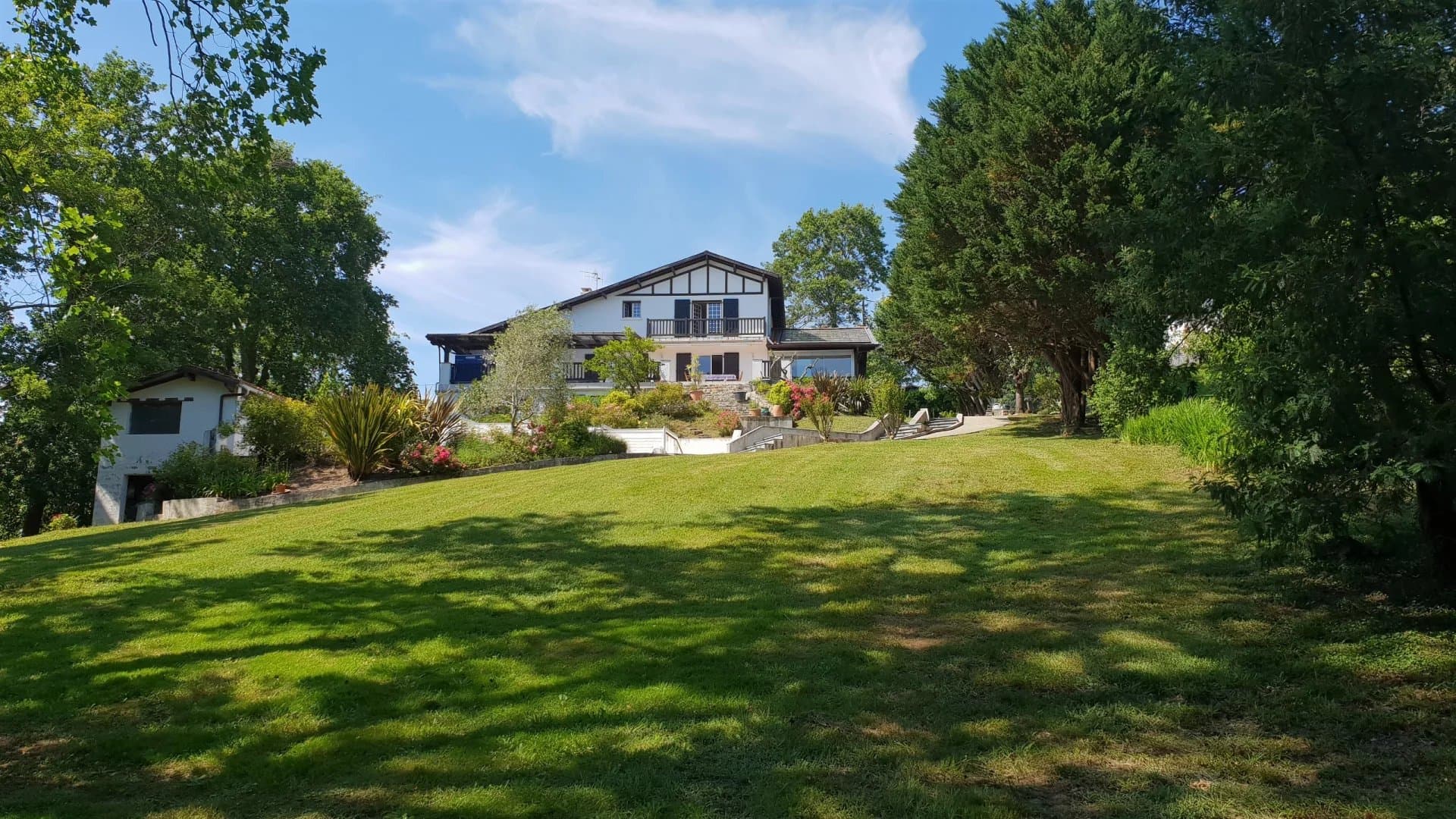 USTARITZ – ARCANGUES. A SPACIOUS PROPERTY WITH EXTENSIVE GROUNDS