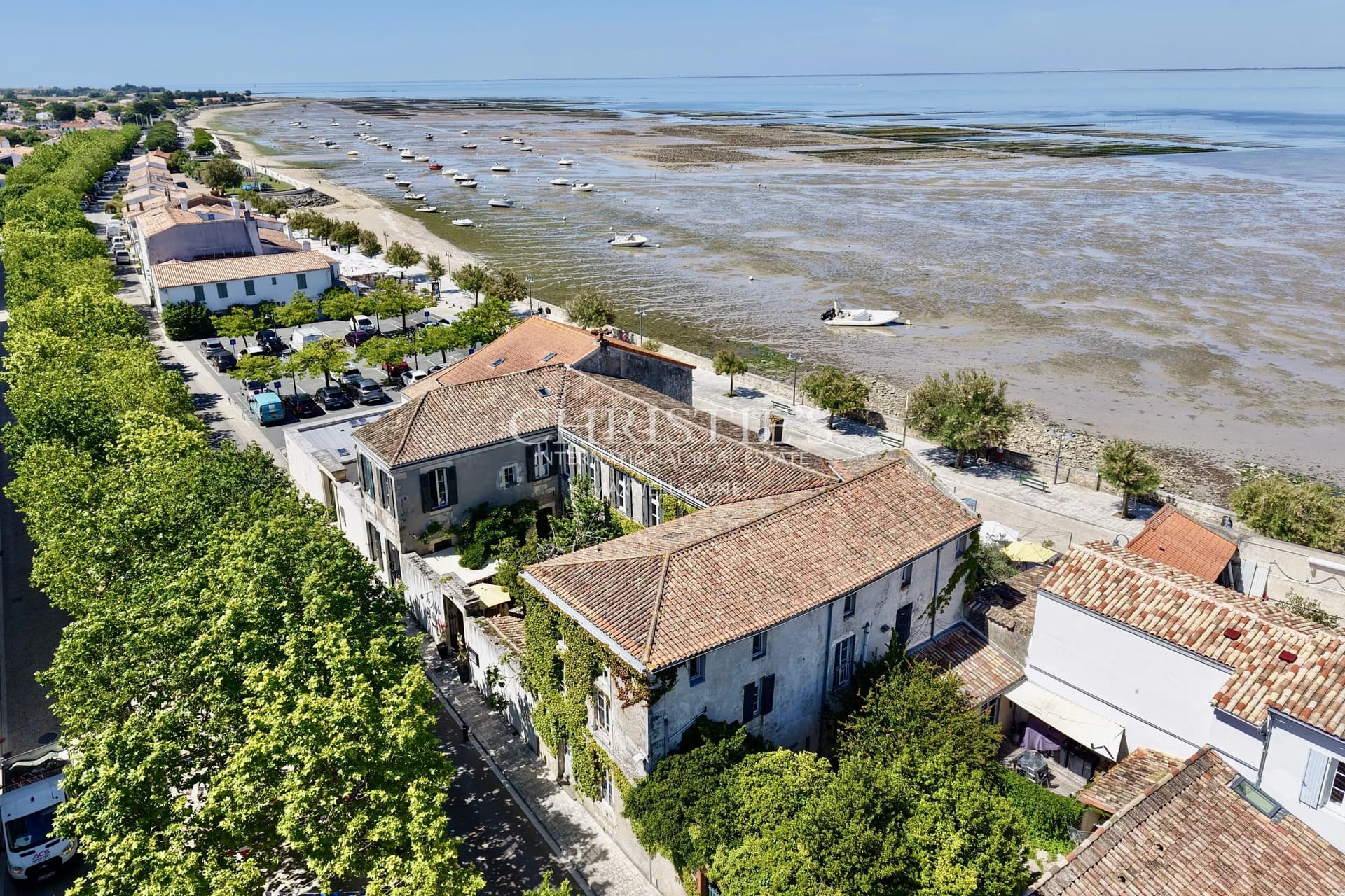 ENSEMBLE IMMOBILIER SUR LE PORT DE LA FLOTTE-EN-RE