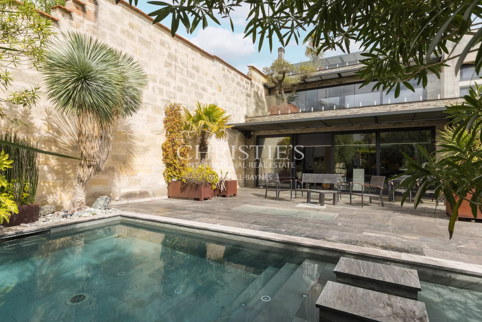 ARCHITECT-DESIGNED LIMESTONE RESIDENCE – 5 BEDROOMS, SWIMMING POOL & GARAGE