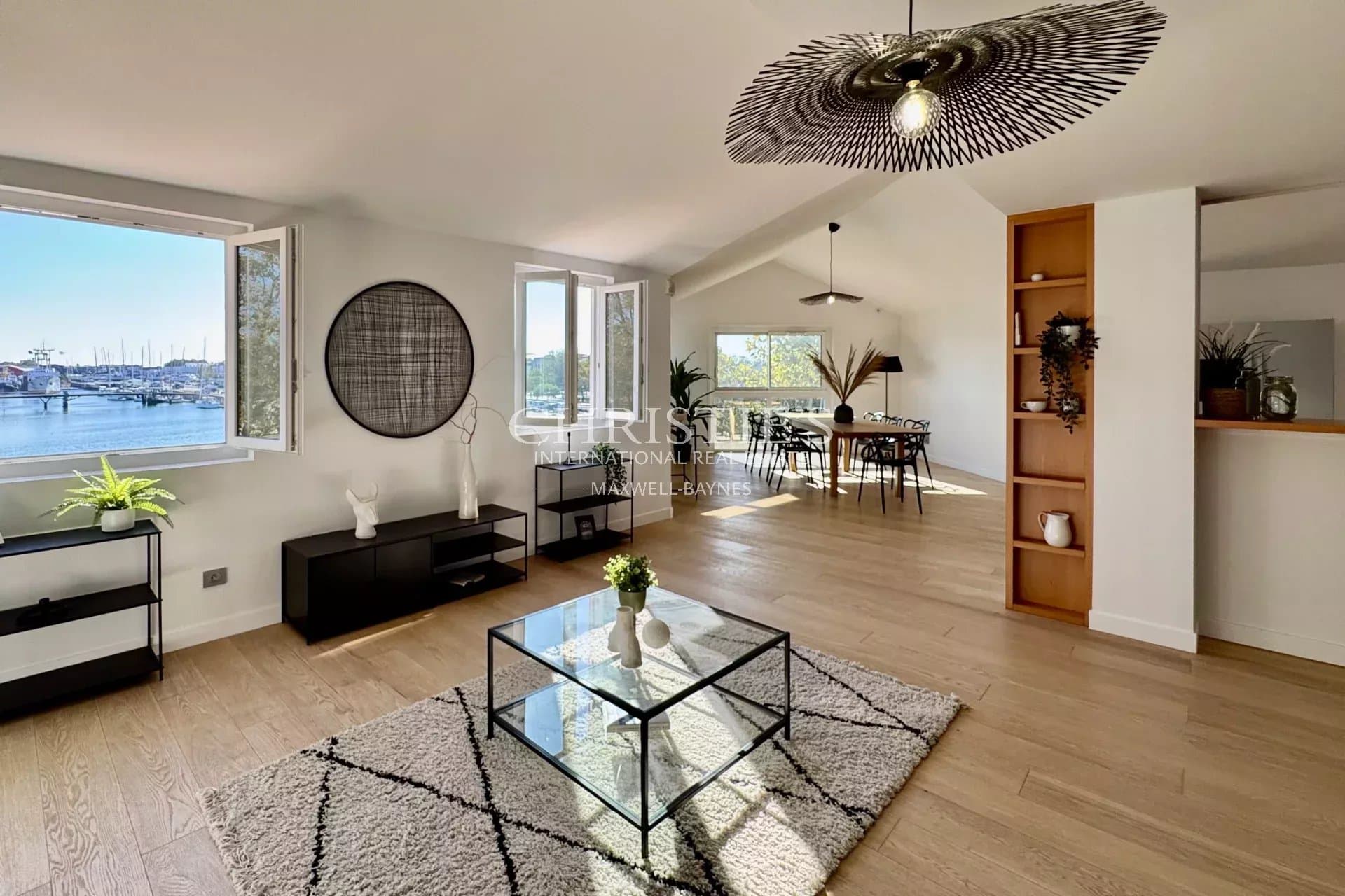 Bright Apartment with Lift and Harbour Views – La Rochelle