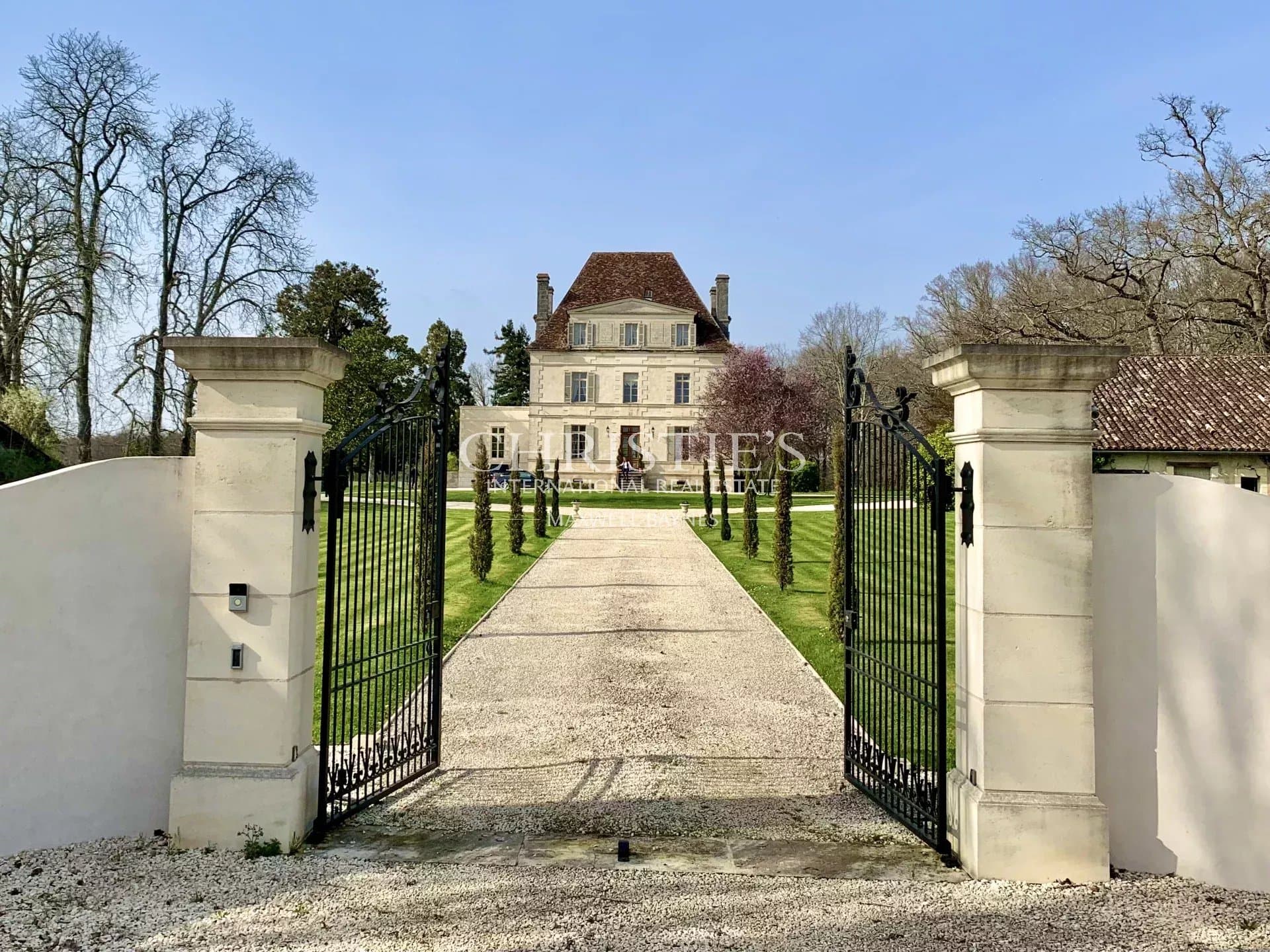 Fully renovated Château in a perfect location near Aubeterre