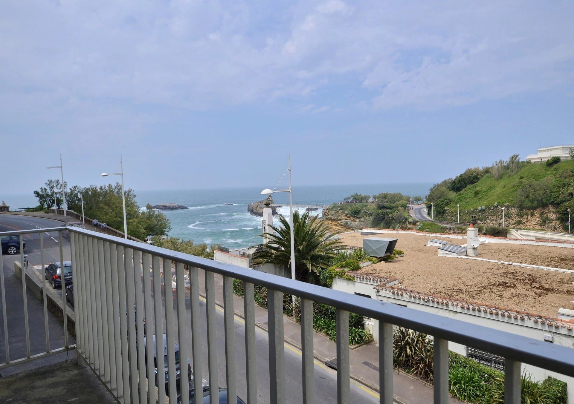 FOR SALE BIARRITZ PORT VIEUX. AN APARTMENT WITH A TERRACE AND GARDEN BENEFITING FROM AN OCEAN VIEW