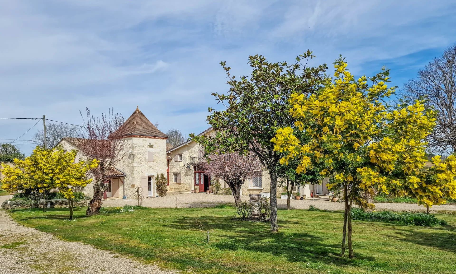 Country property with 3 cottages, barn & pool, close to Duras