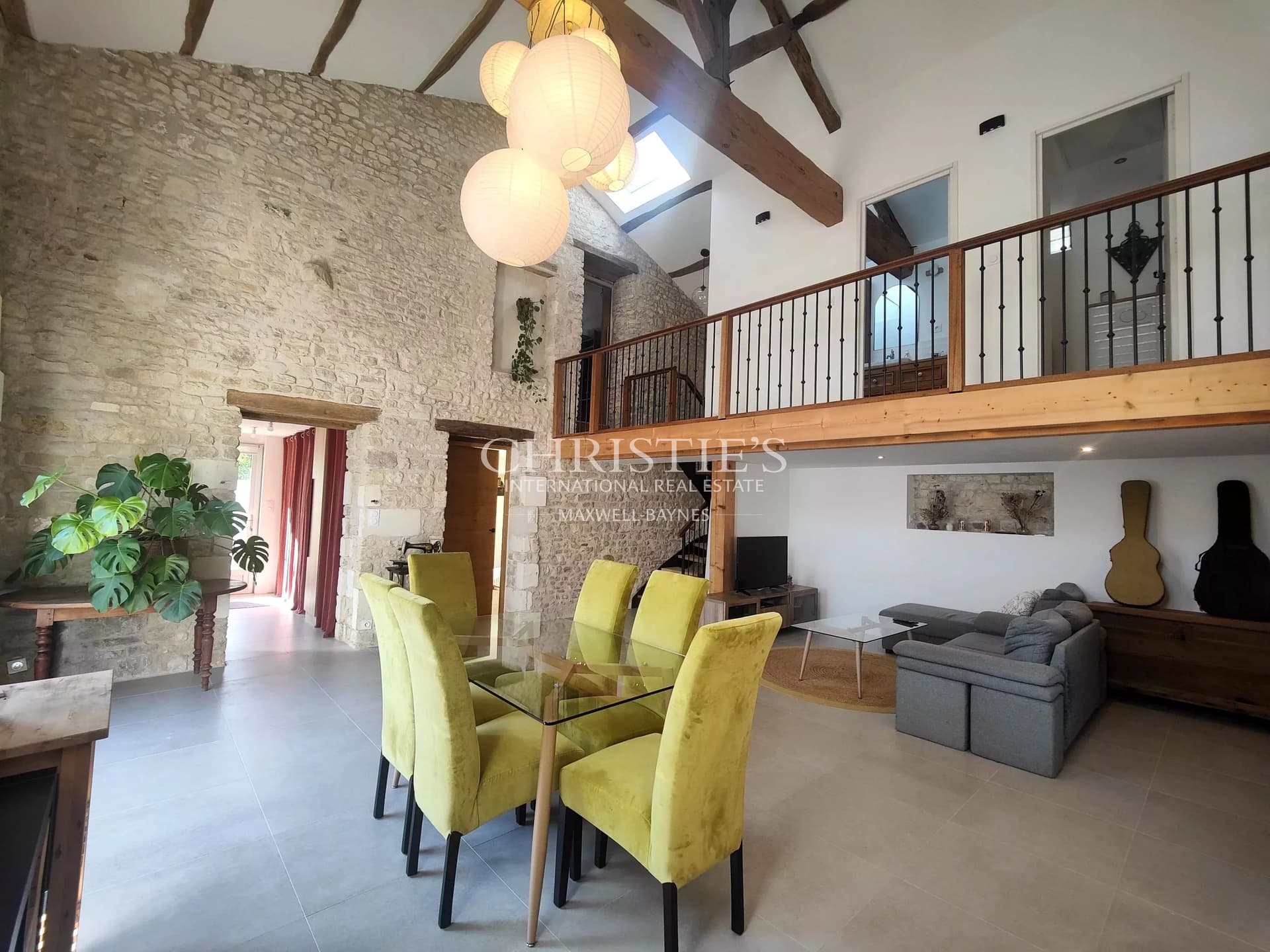 LOFT-STYLE ATMOSPHERE IN A RESTORED WINE CELLAR