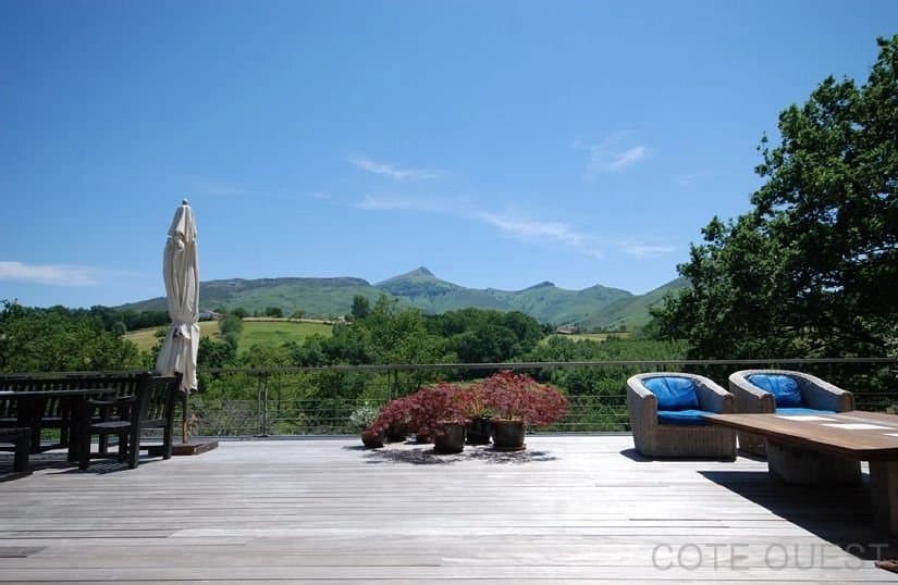 PROCHE DE SAINT JEAN DE LUZ, MAISON CONTEMPORAINE A VENDRE AVEC VUE MONTAGNES EXCEPTIONNELLE