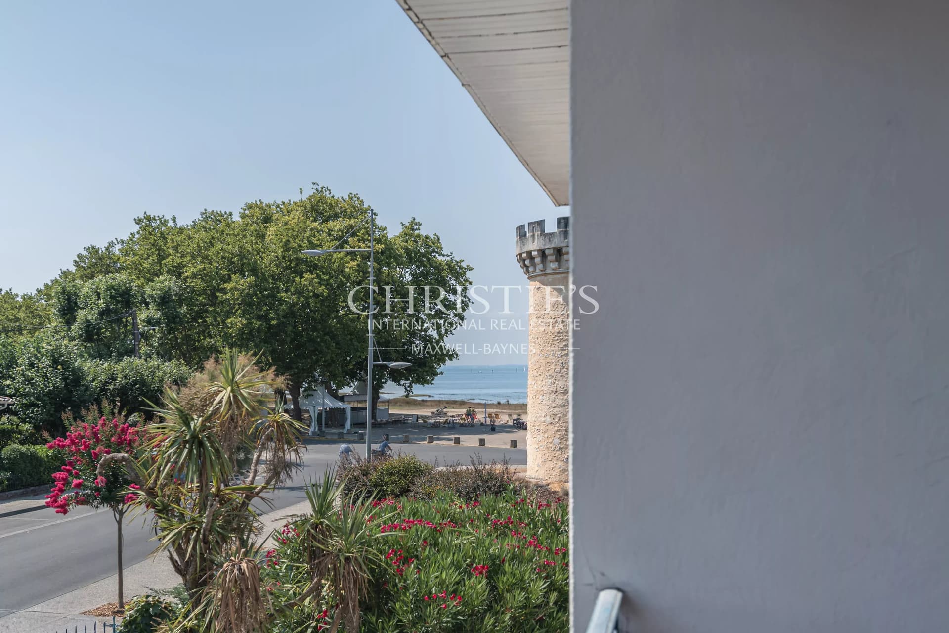 ARÈS – Spacious Village-Centre Villa with Bay Views