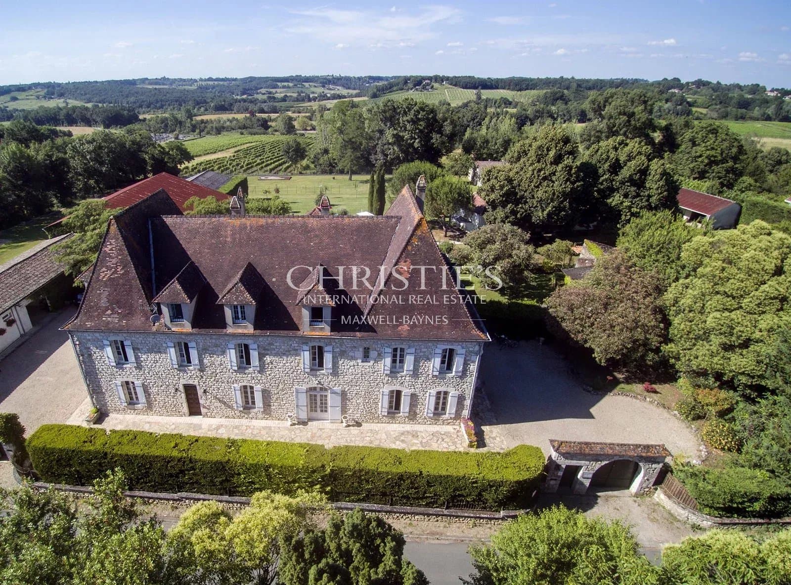 Beau Château de village - piscine et gîte