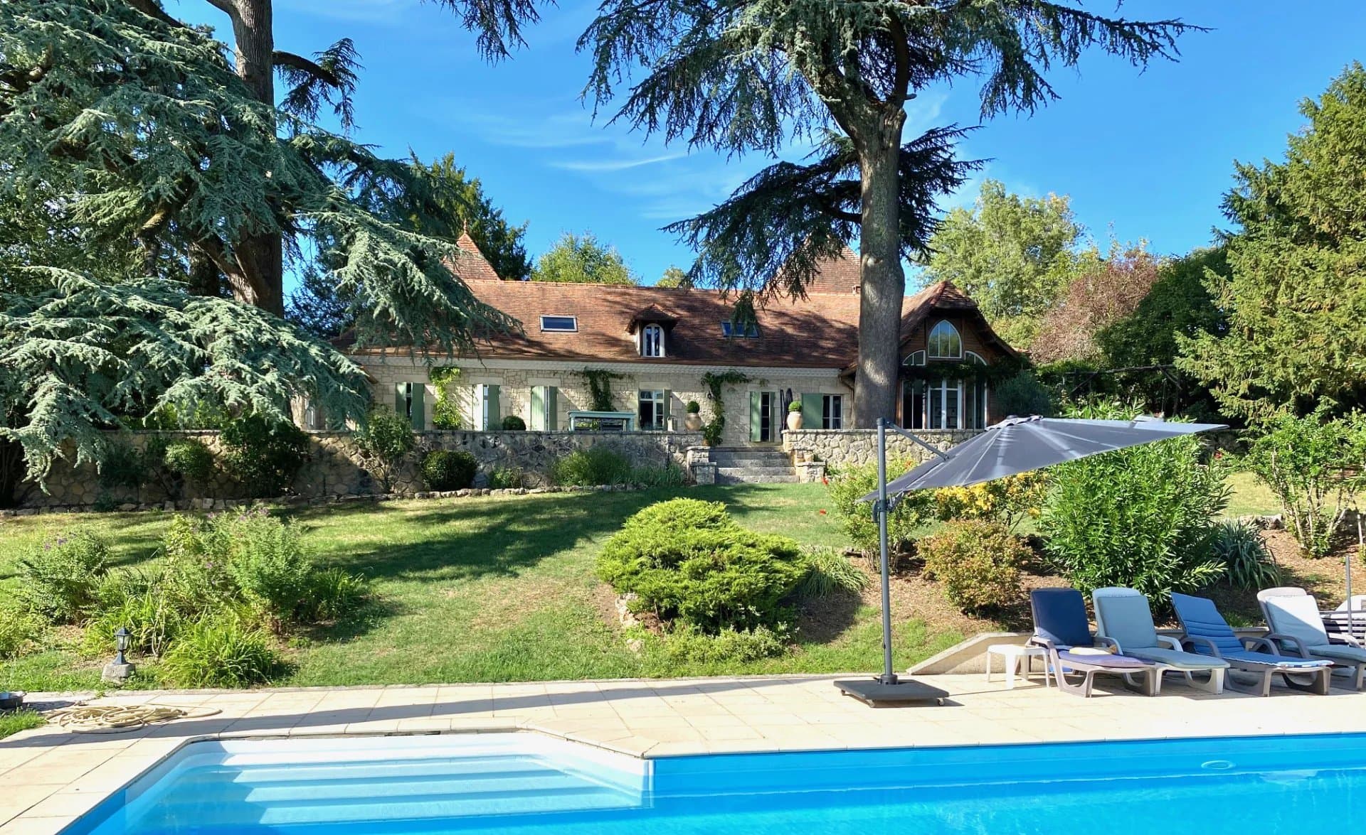 Manor house with 6 Bedrooms, views + pool near Bergerac (Dordogne)