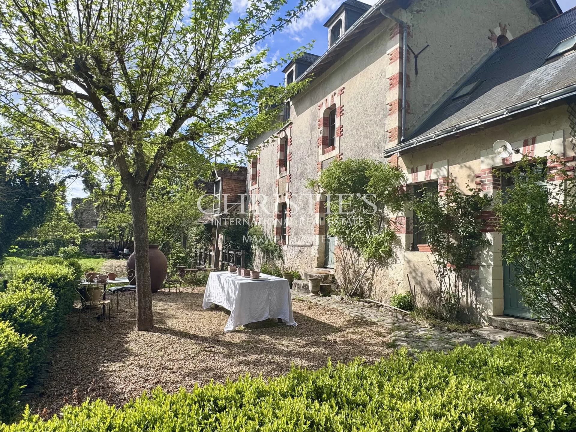 Très beau moulin dans un cadre champêtre avec 4.25 hectares de terrain, entre Saumur et Angers